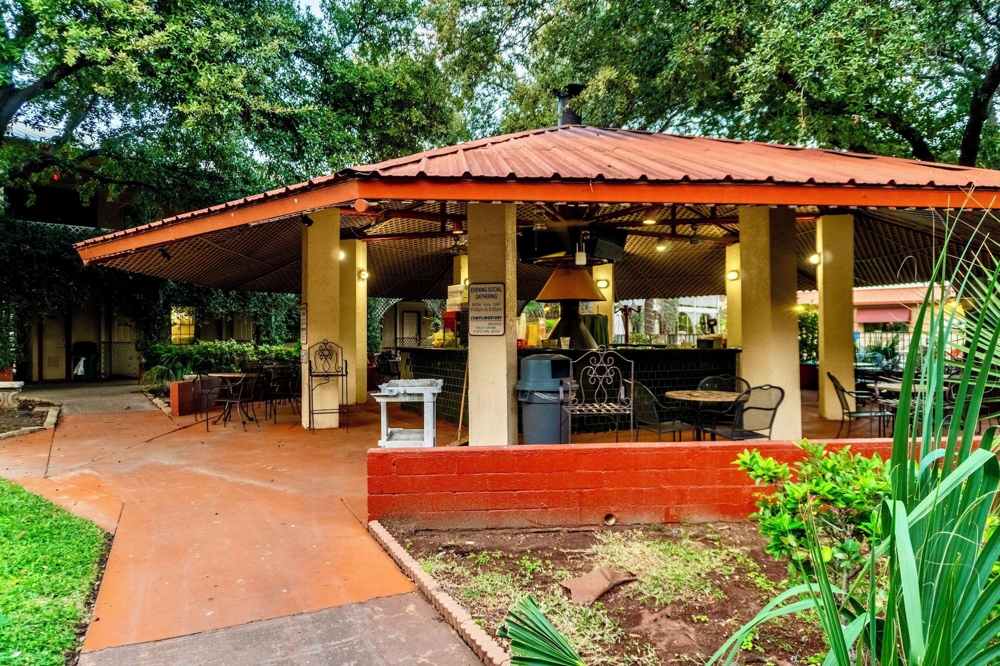 Restaurant Family Garden Inn & Suites