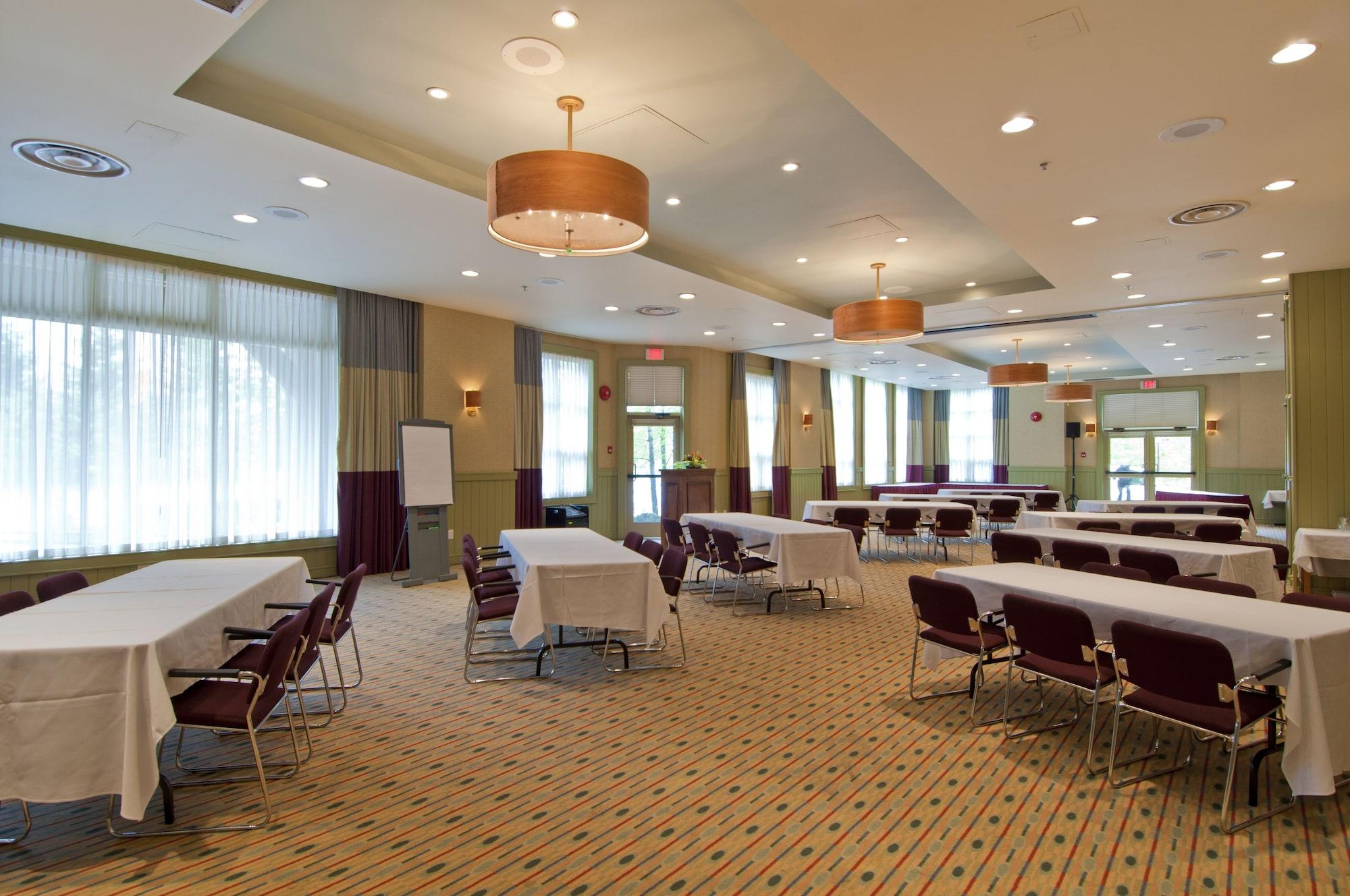 Sala de Reuniones Legends Whistler, by Lodging Ovations