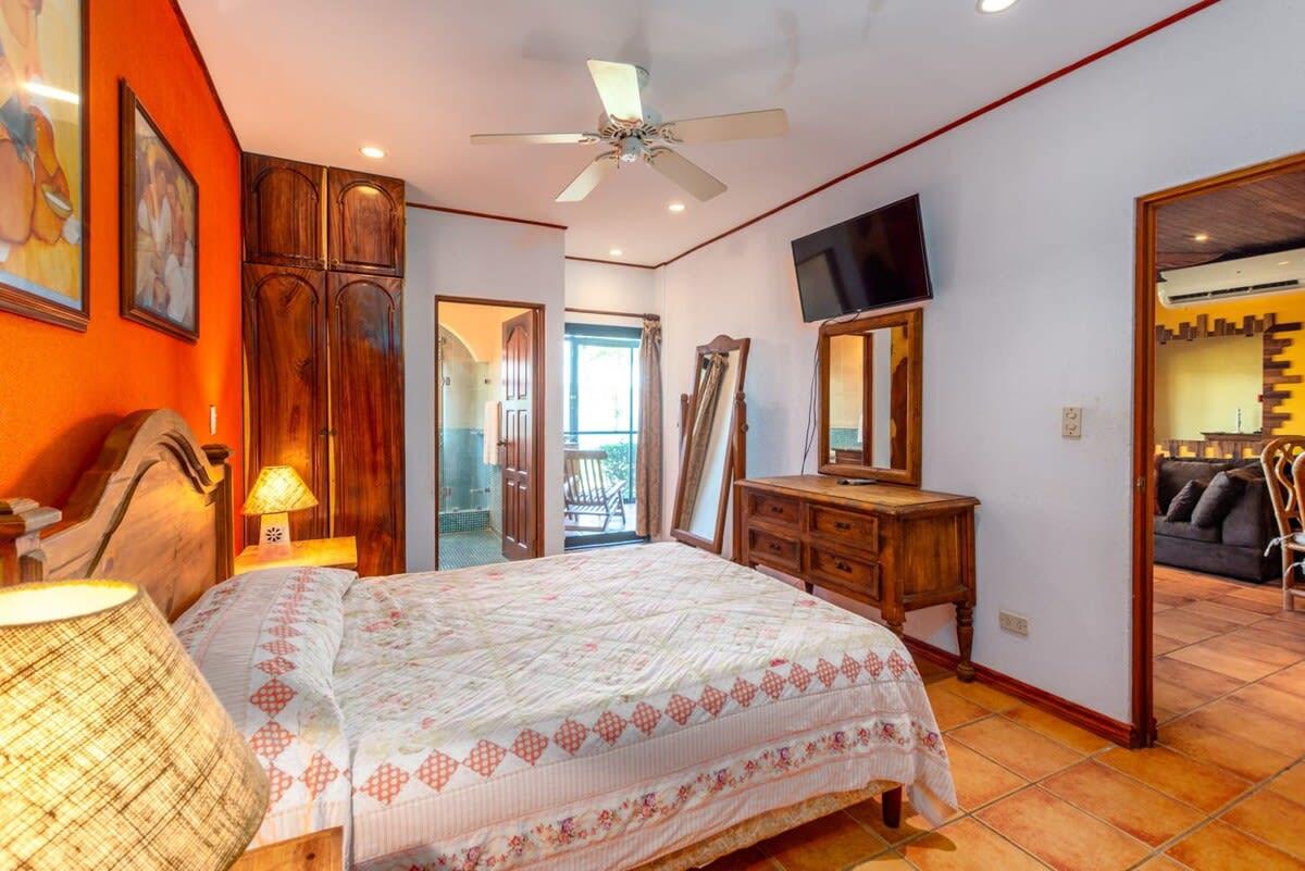 Habitación Warm interiors and orange hues on ground floor in front of beach in Flamingo