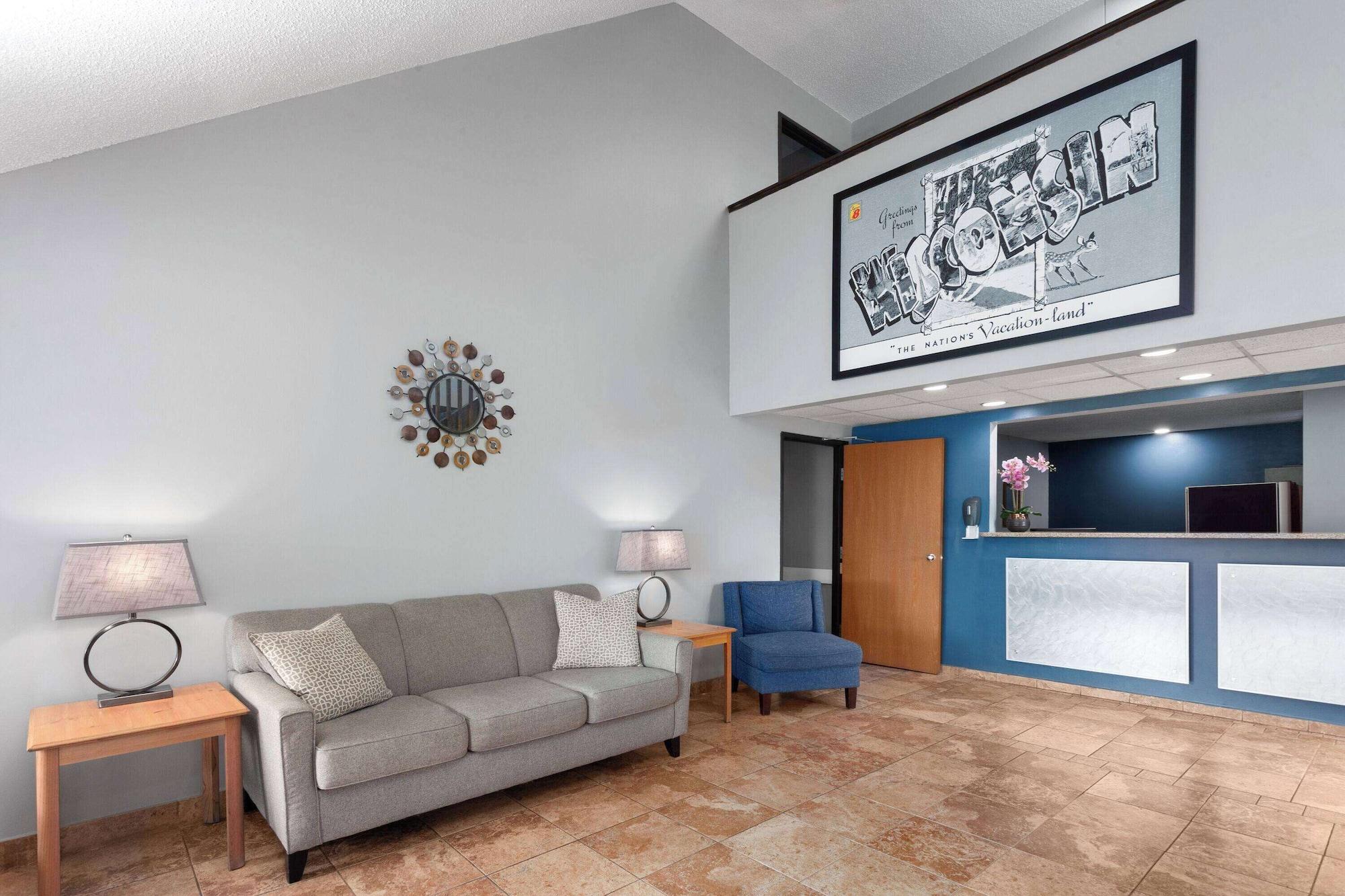 Vista Lobby Super 8 by Wyndham Sun Prairie/Madison E
