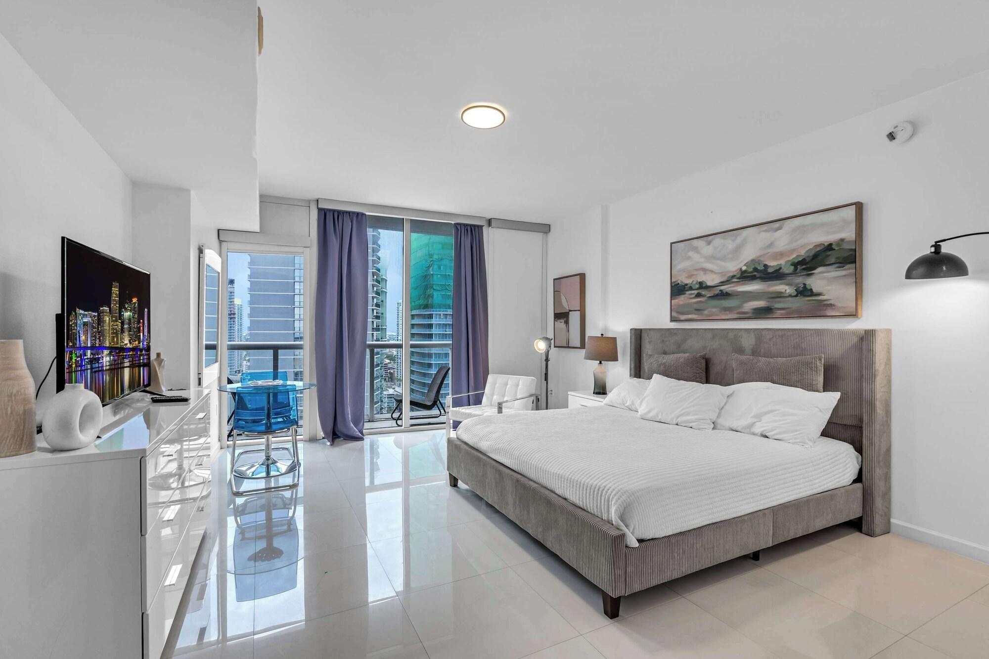 Varios Luxe Condo on Miami River