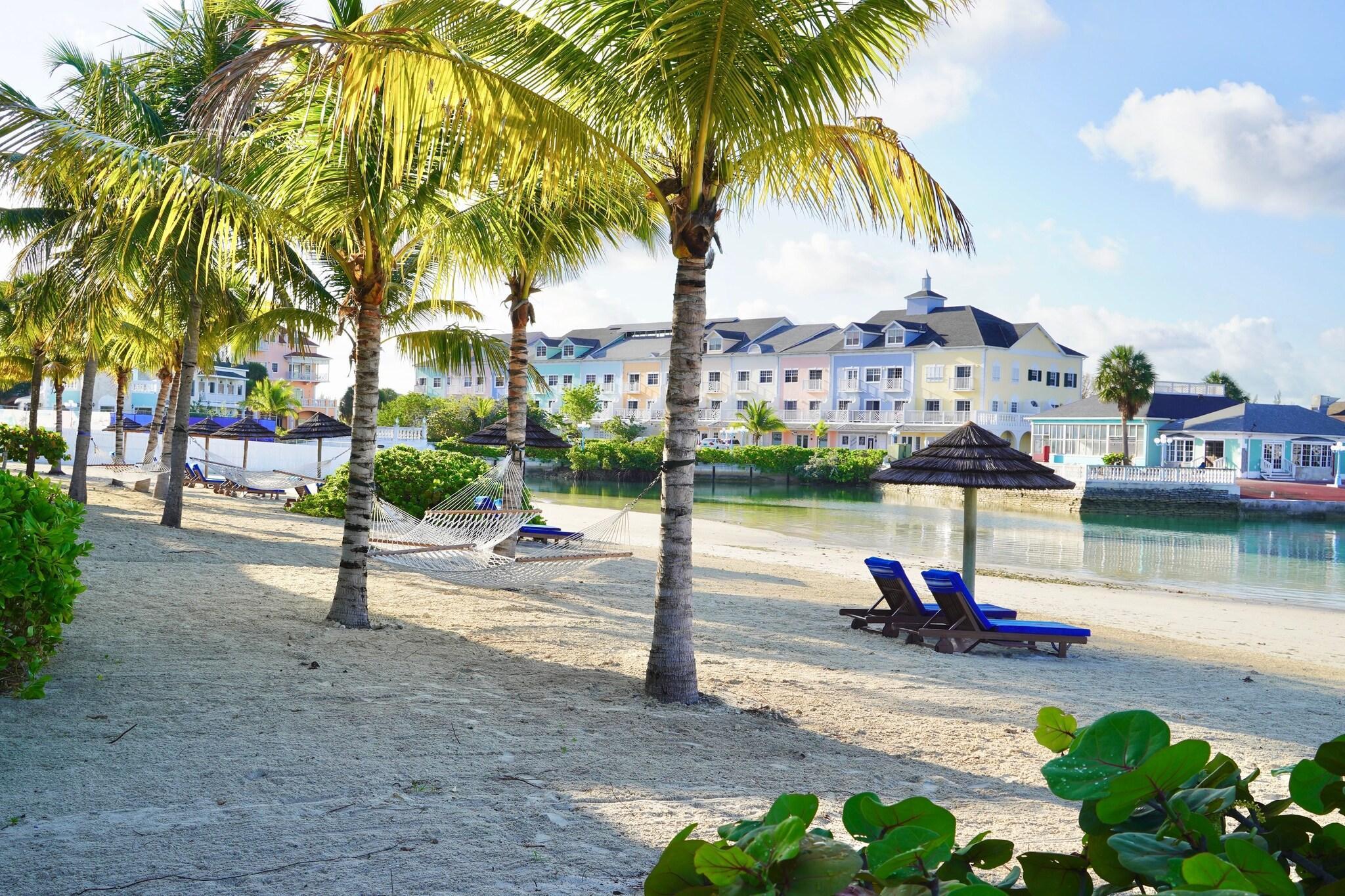 Vista Exterior Sandyport Beach Resort