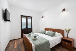 Alquiler Vacacional - Seaside Villa, surrounded by pine forest with 34 m2 large heated swimming-pool.