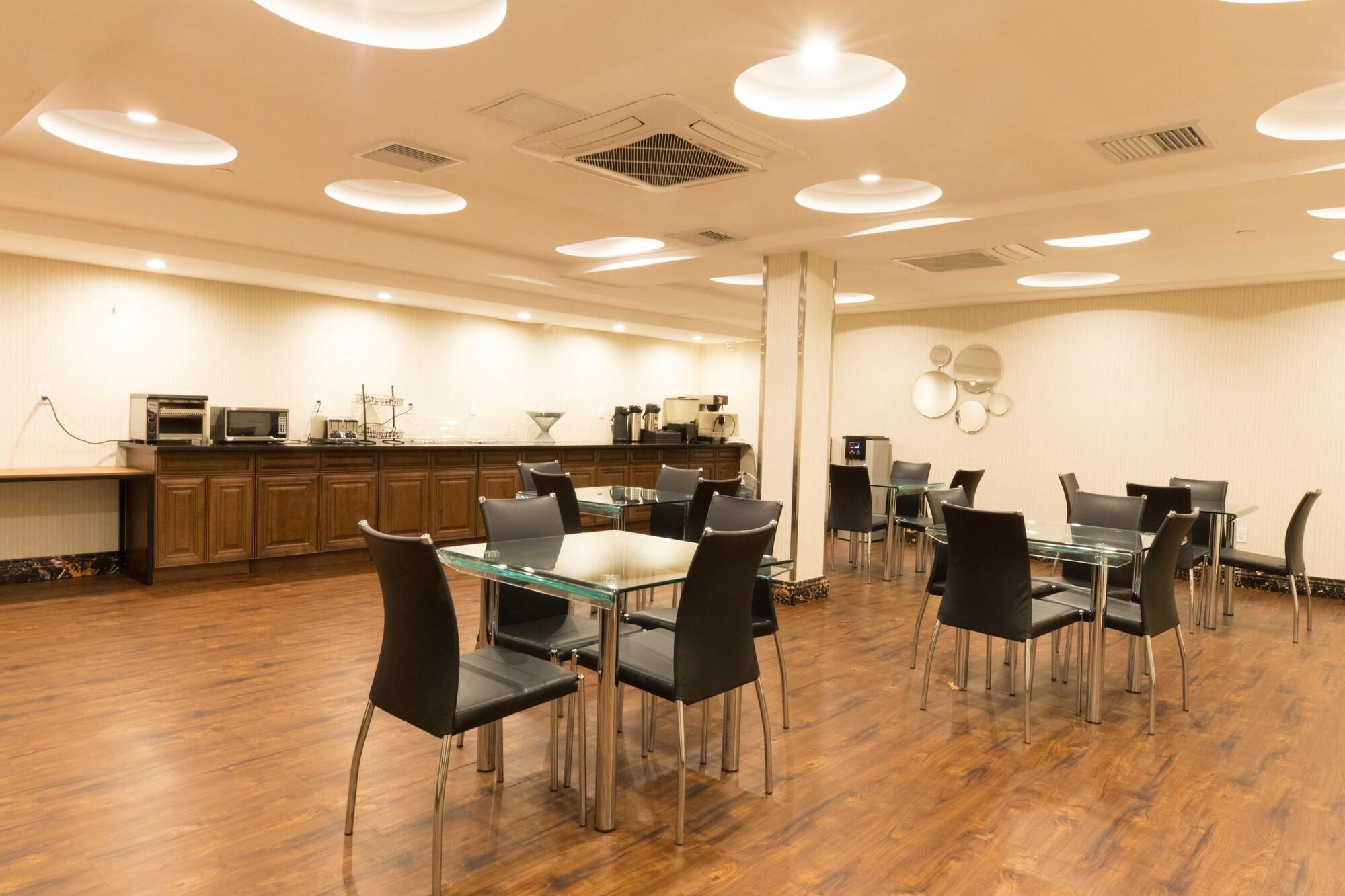 Restaurant Mayfair Inn and Suites
