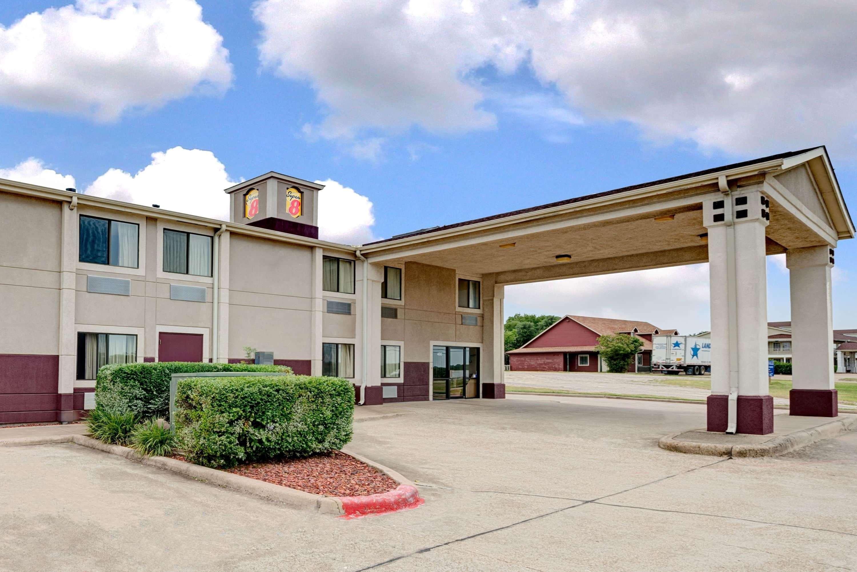 Varios Super 8 by Wyndham Waxahachie TX