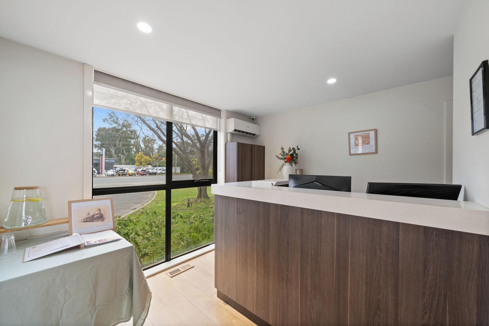 Vista Lobby New Crossing Place Motel & Apartments