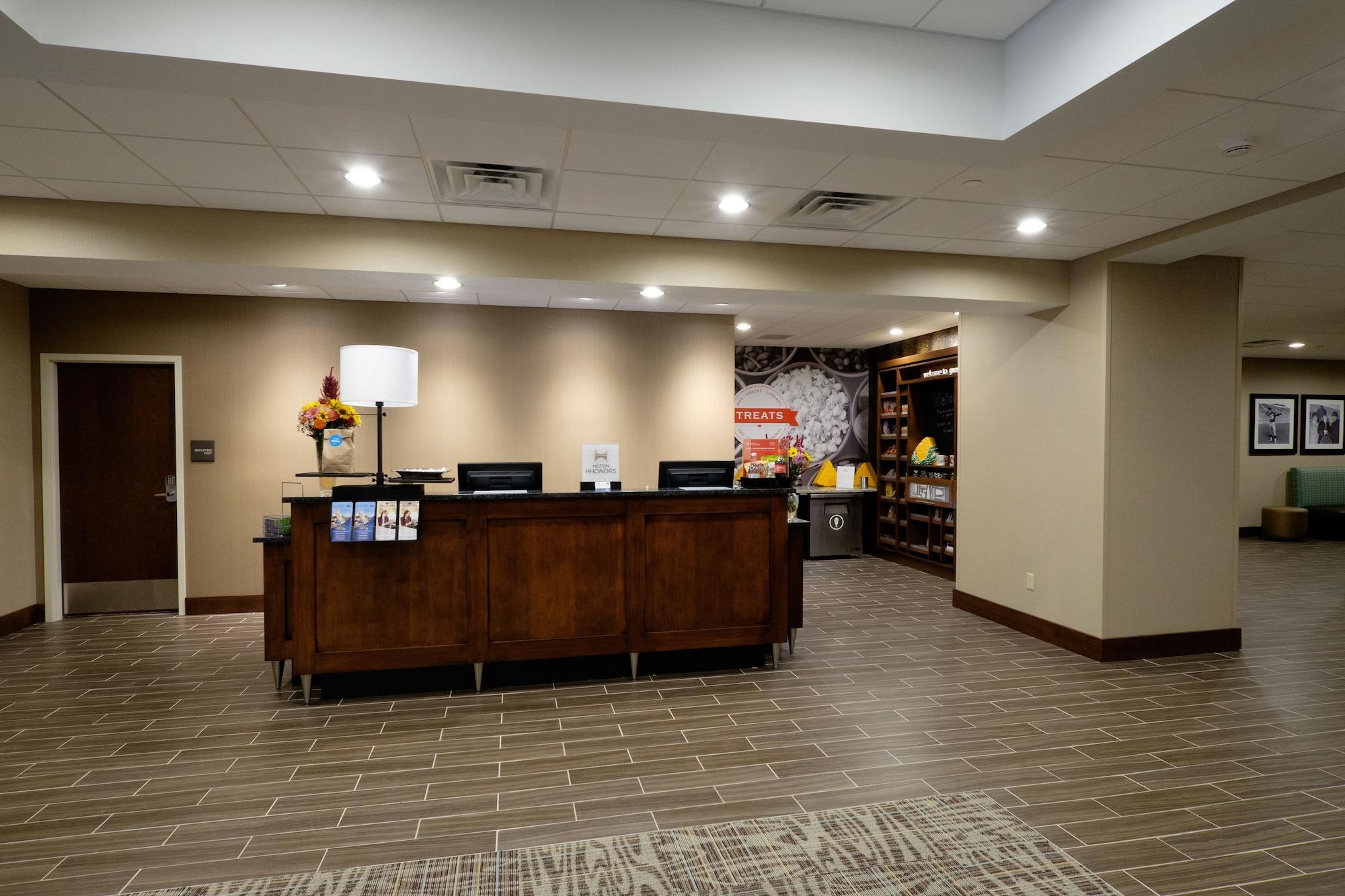 Vista Lobby Hampton Inn Green Bay Downtown