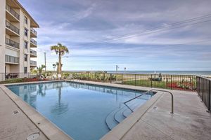 Alquiler Vacacional - Oceanfront Ormond Beach Condo w/ Pool Access!