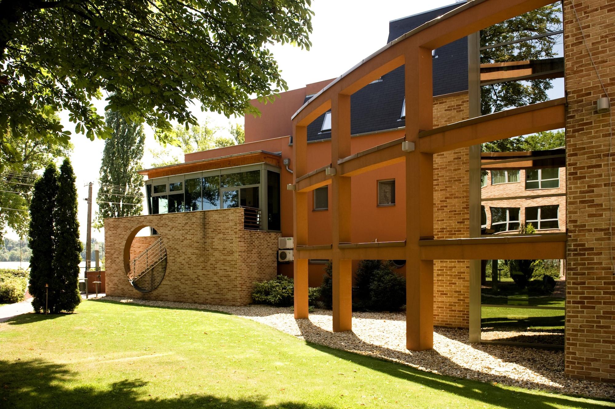 Vista Exterior Holiday Beach Budapest Wellness & Conference Hotel
