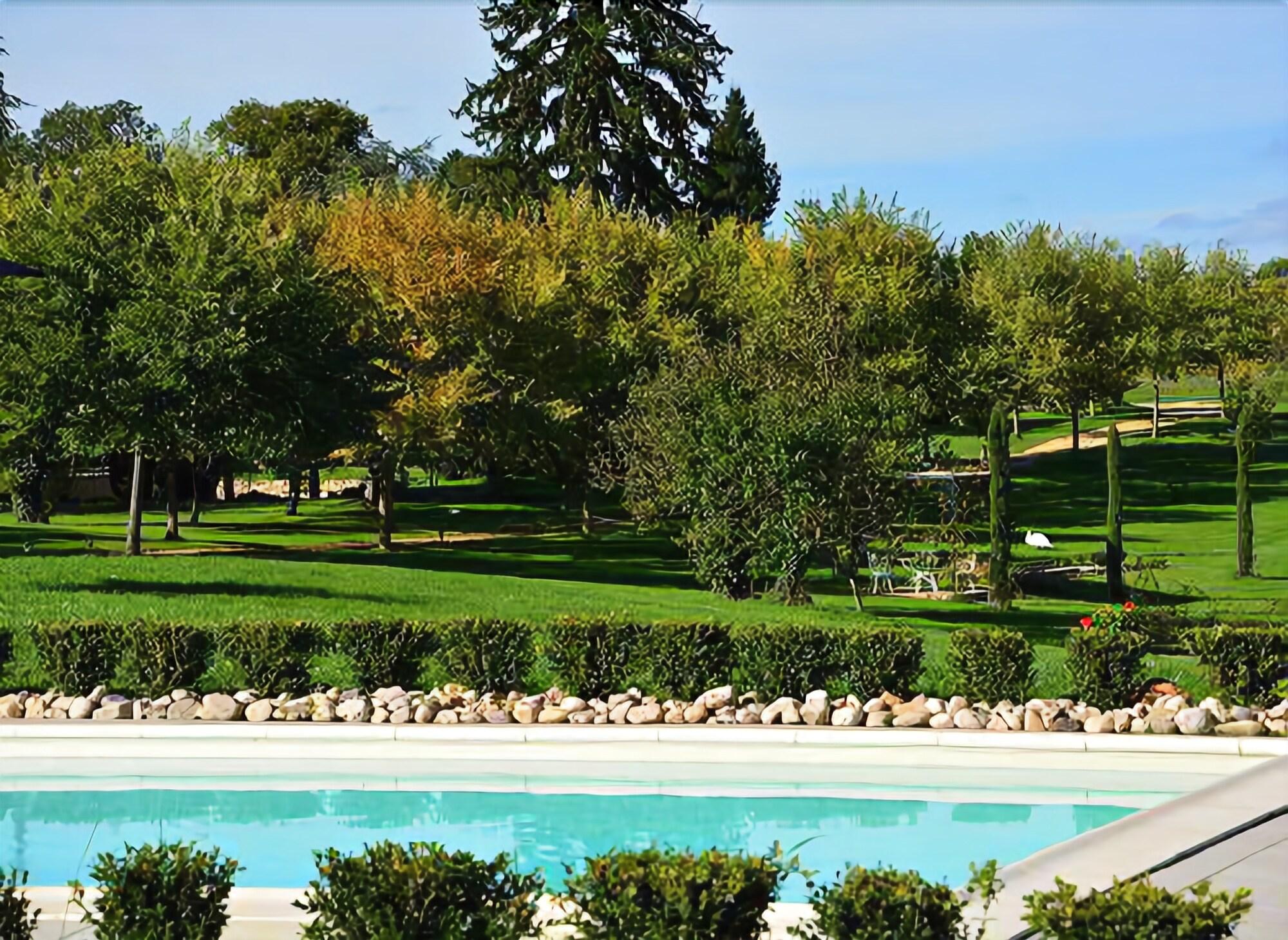 Vista da piscina Domaine Des Ormeaux