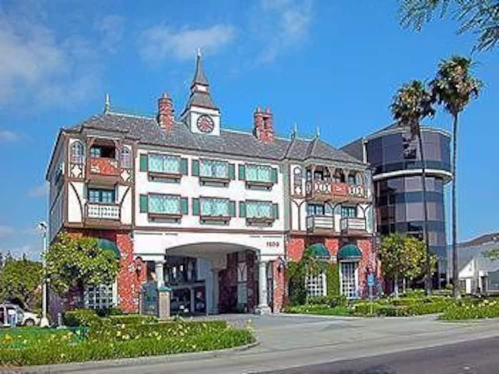 Vista da fachada Anaheim Camelot Inn & Suites
