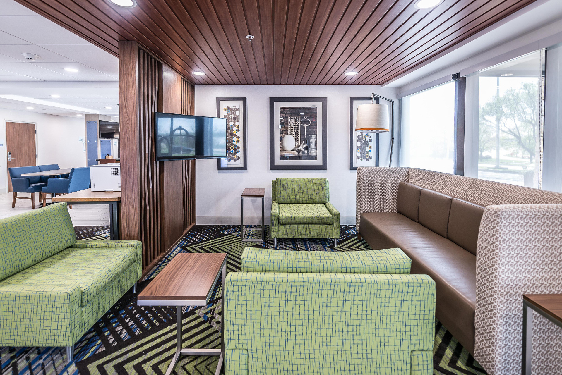 Vista Lobby Holiday Inn Express Flint-Campus Area by IHG