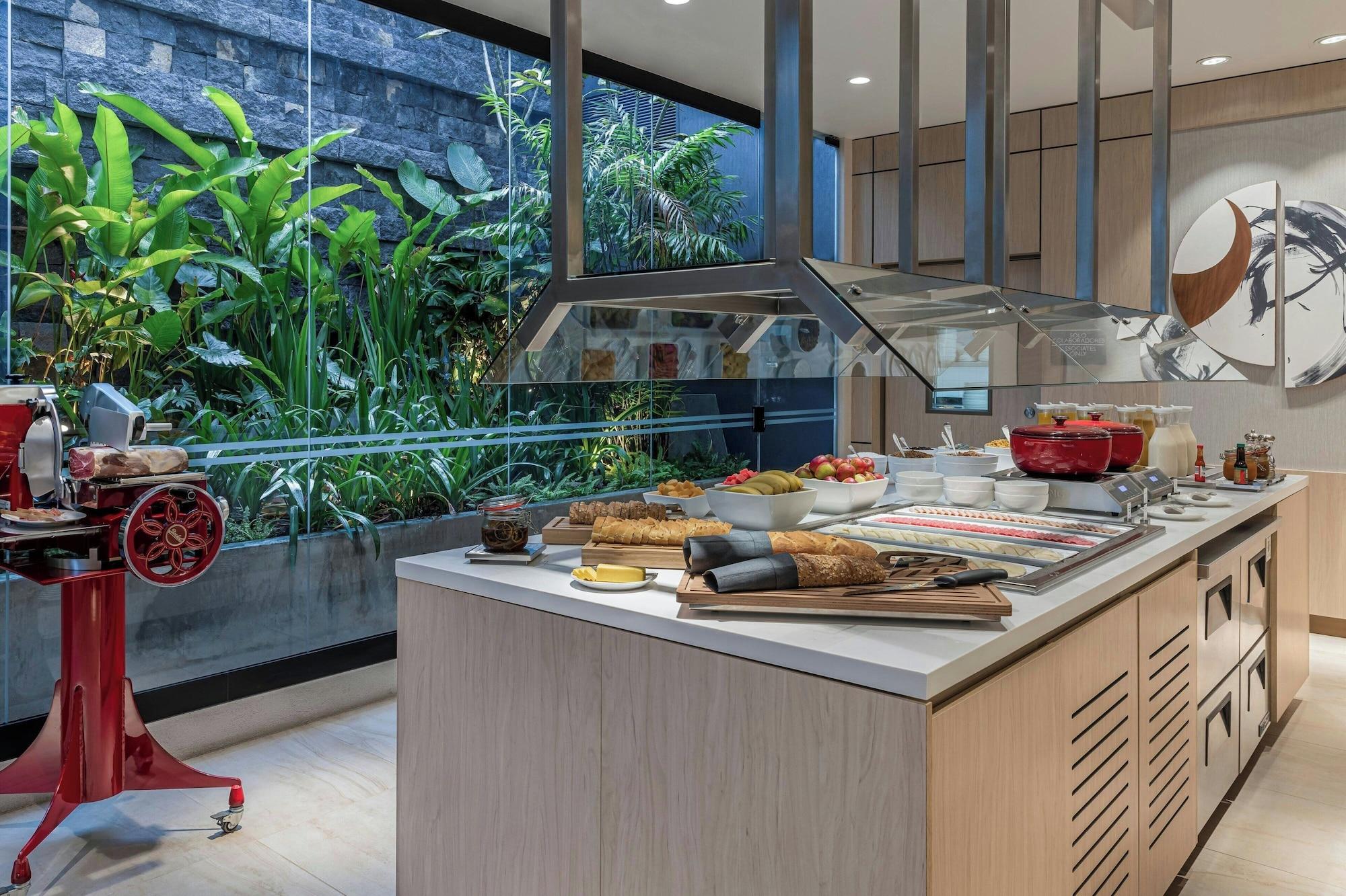 Restaurant AC Hotel San Jose Airport Belen