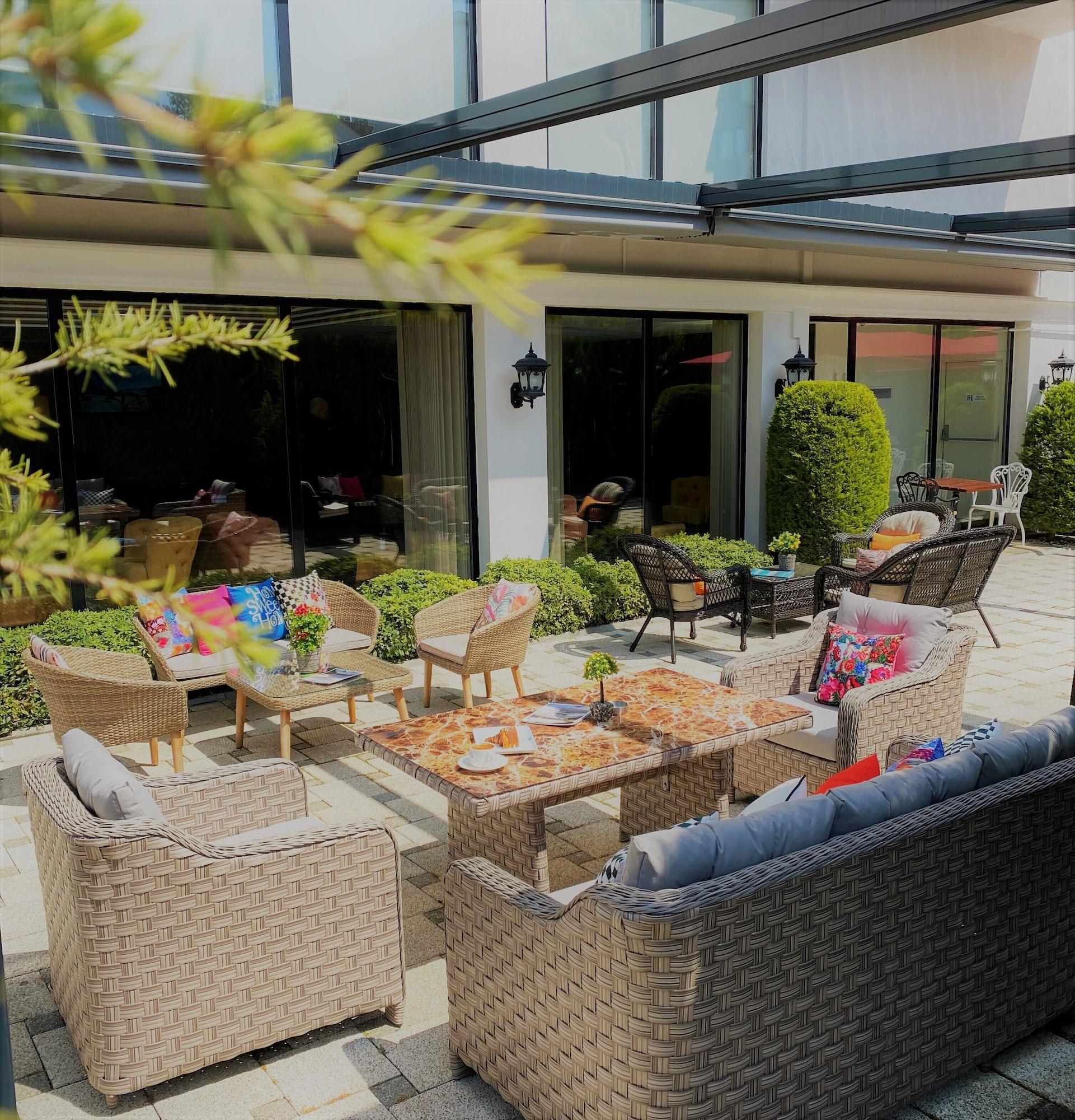 Varios White House Hotel