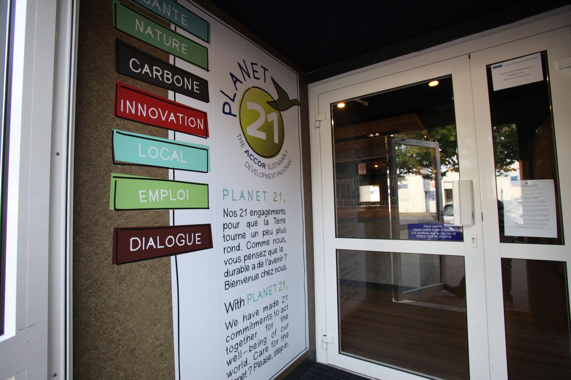 Vista Lobby ibis budget Nantes Sainte-Luce - Hôtel Rénové