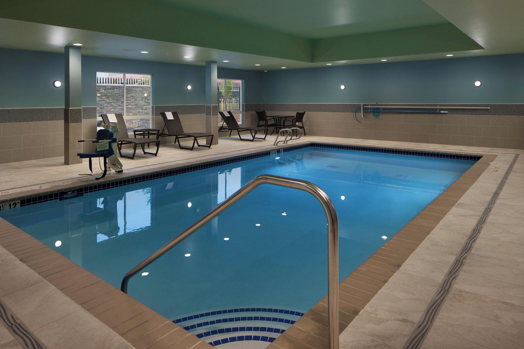 Vista Piscina Holiday Inn Express & Suites Portland Airport - Cascade Stn by IHG
