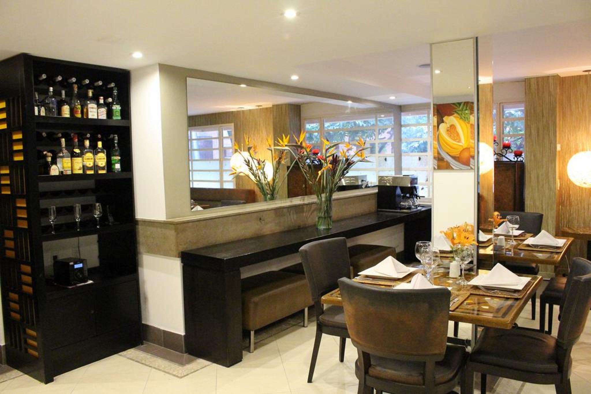 Bar/Salón Hotel Retiro 84 by MIJ