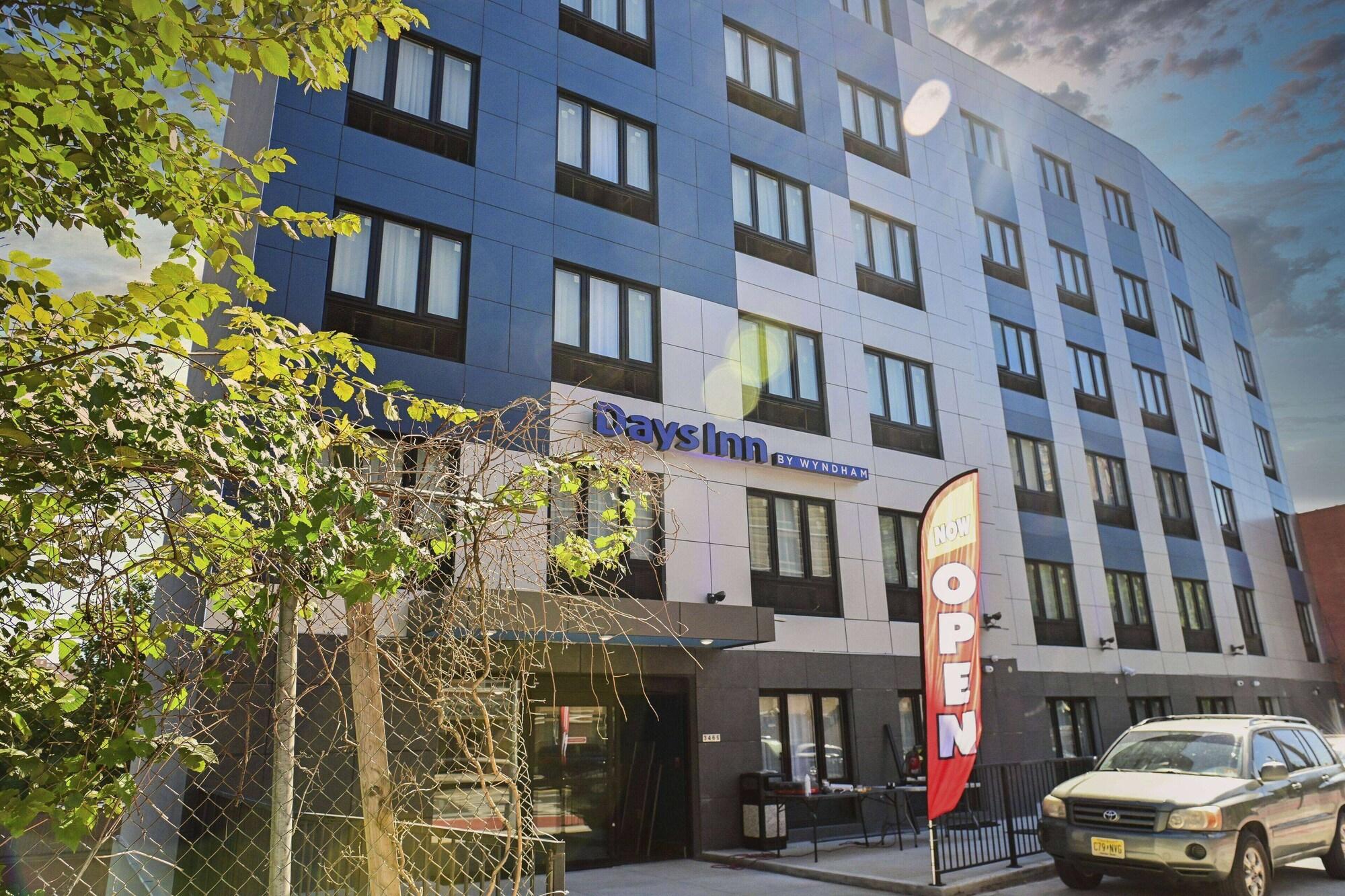 Vista Exterior Days Inn by Wyndham Bronx NYC