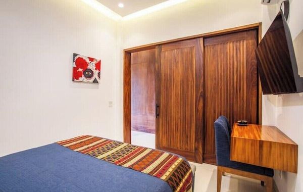 Quiet street. Steps to bars/beach. 1 king 1 queen - Hoteles en Centro de Puerto Vallarta