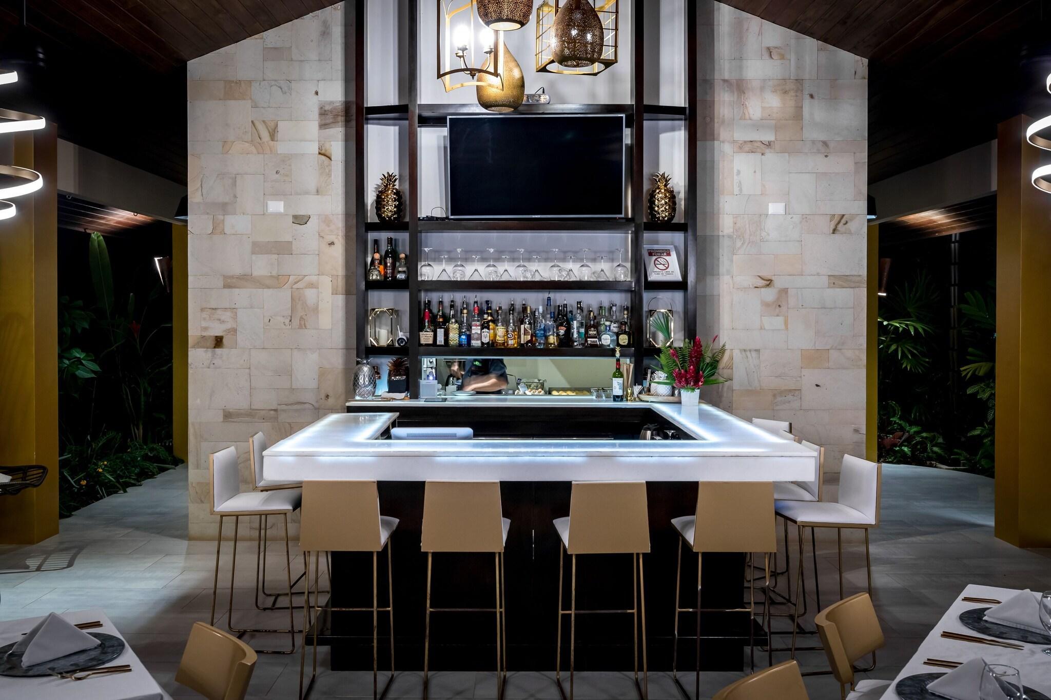 Bar/Salón Golden Pineapple Villas