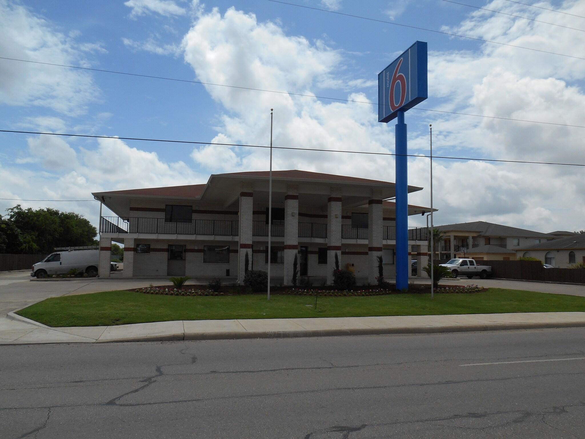Vista Exterior Motel 6 San Antonio, TX - South WW White Rd