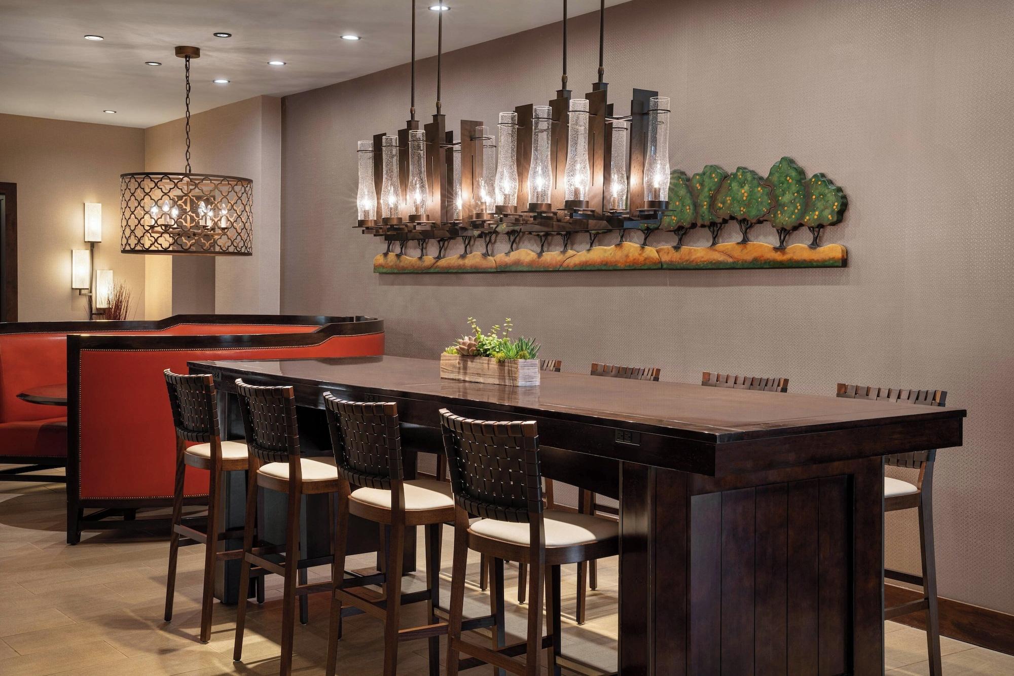 Restaurant Marriott Riverside at the Convention Center