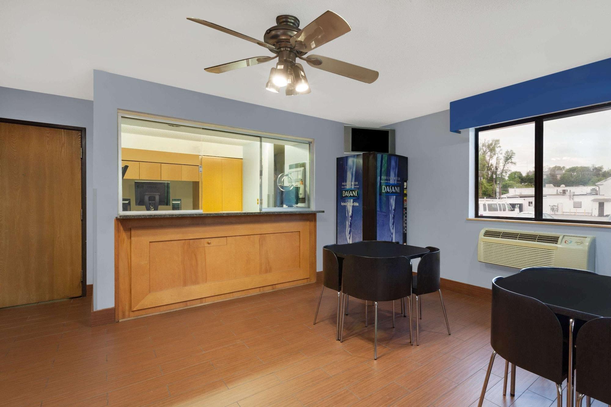 Vista Lobby Super 8 by Wyndham Havre De Grace Aberdeen Area