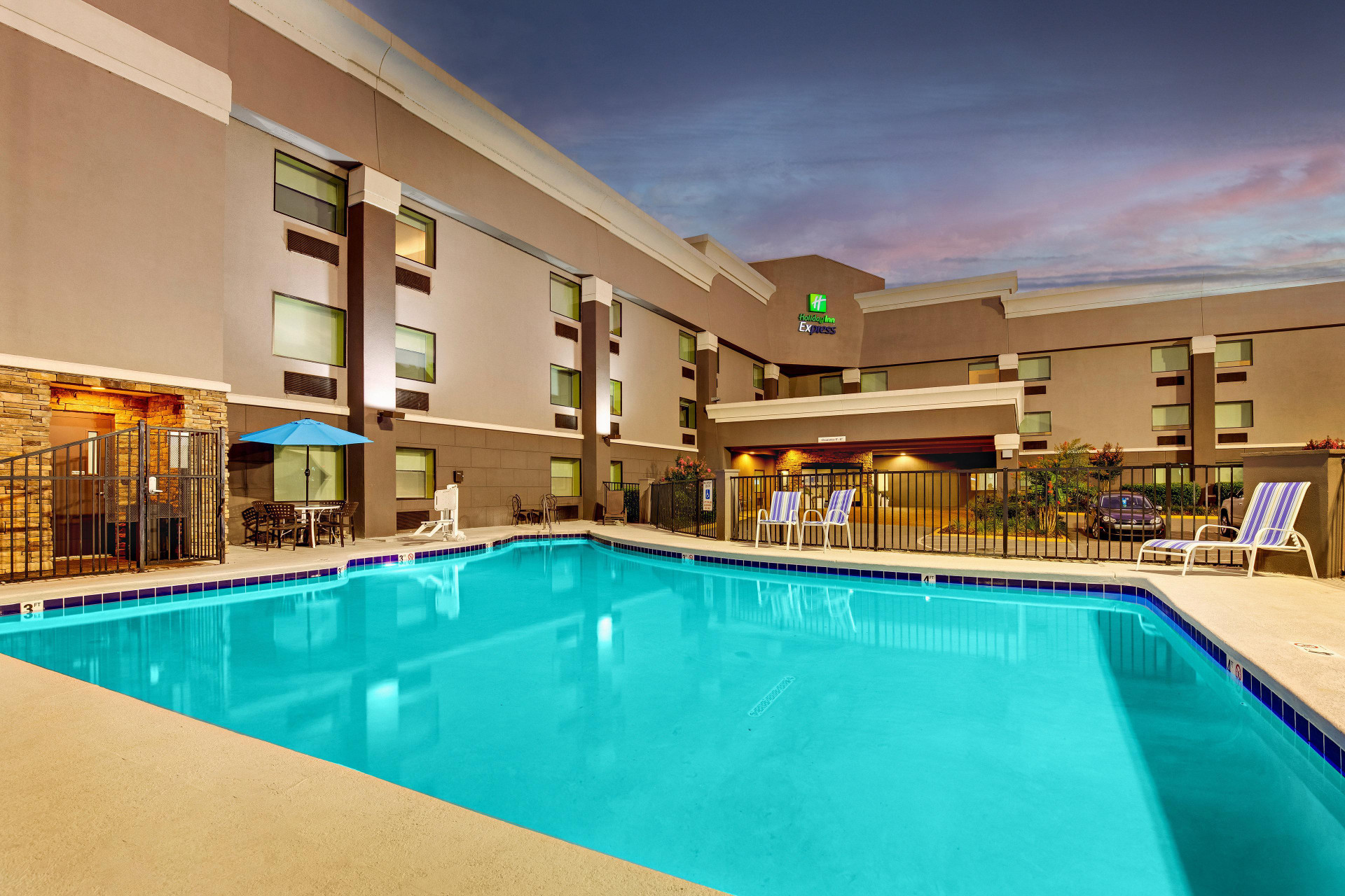 Vista Piscina Holiday Inn Express W-I40/Whitebridge Road by IHG