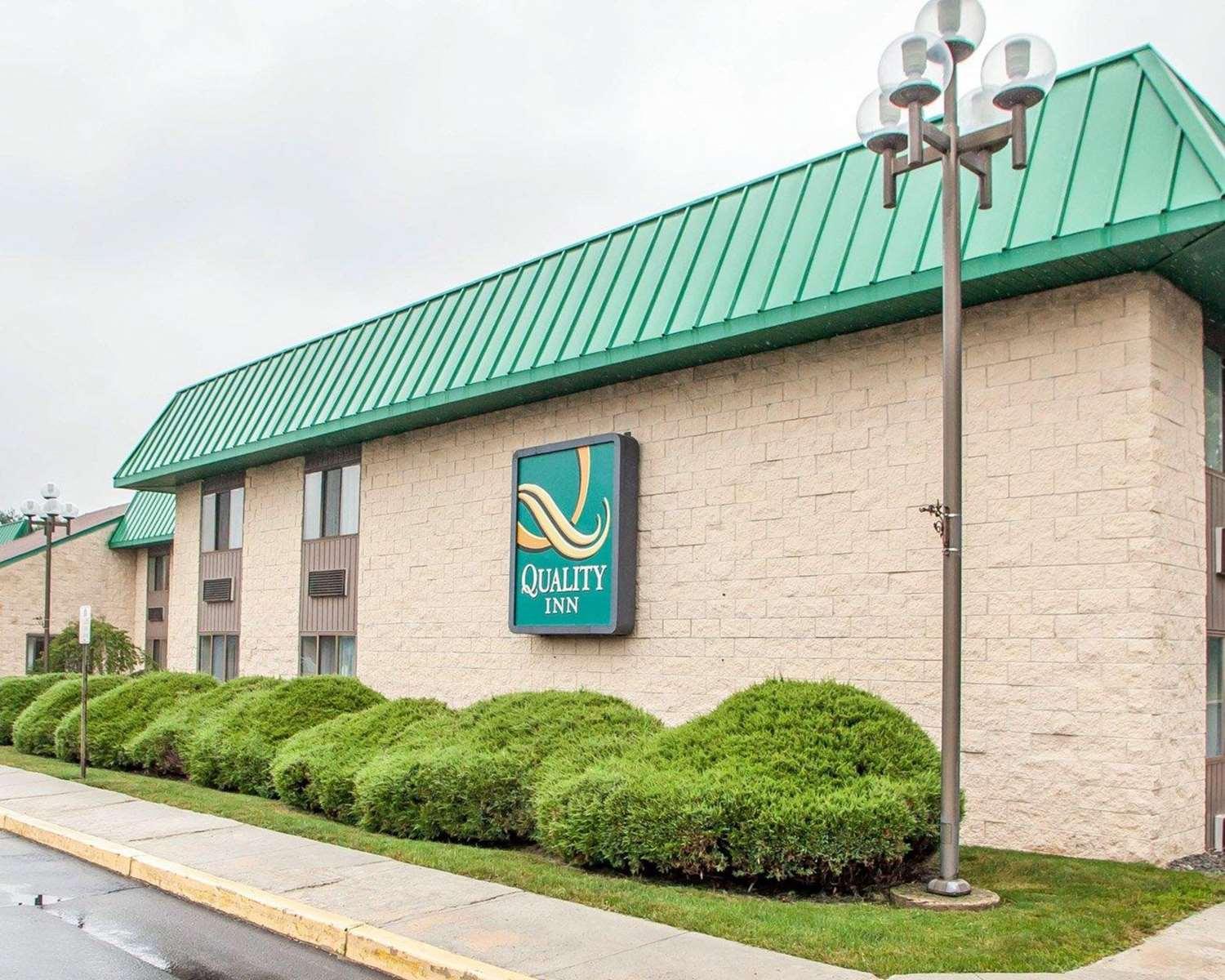 Vista Exterior SureStay Plus Hotel by Best Western McGuire AFB Jackson