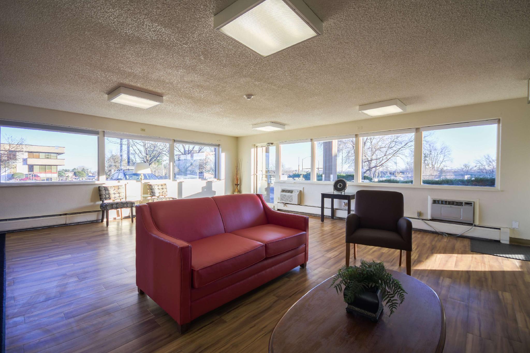Vista Lobby HomeTowne Studios by Red Roof Denver - Lakewood West