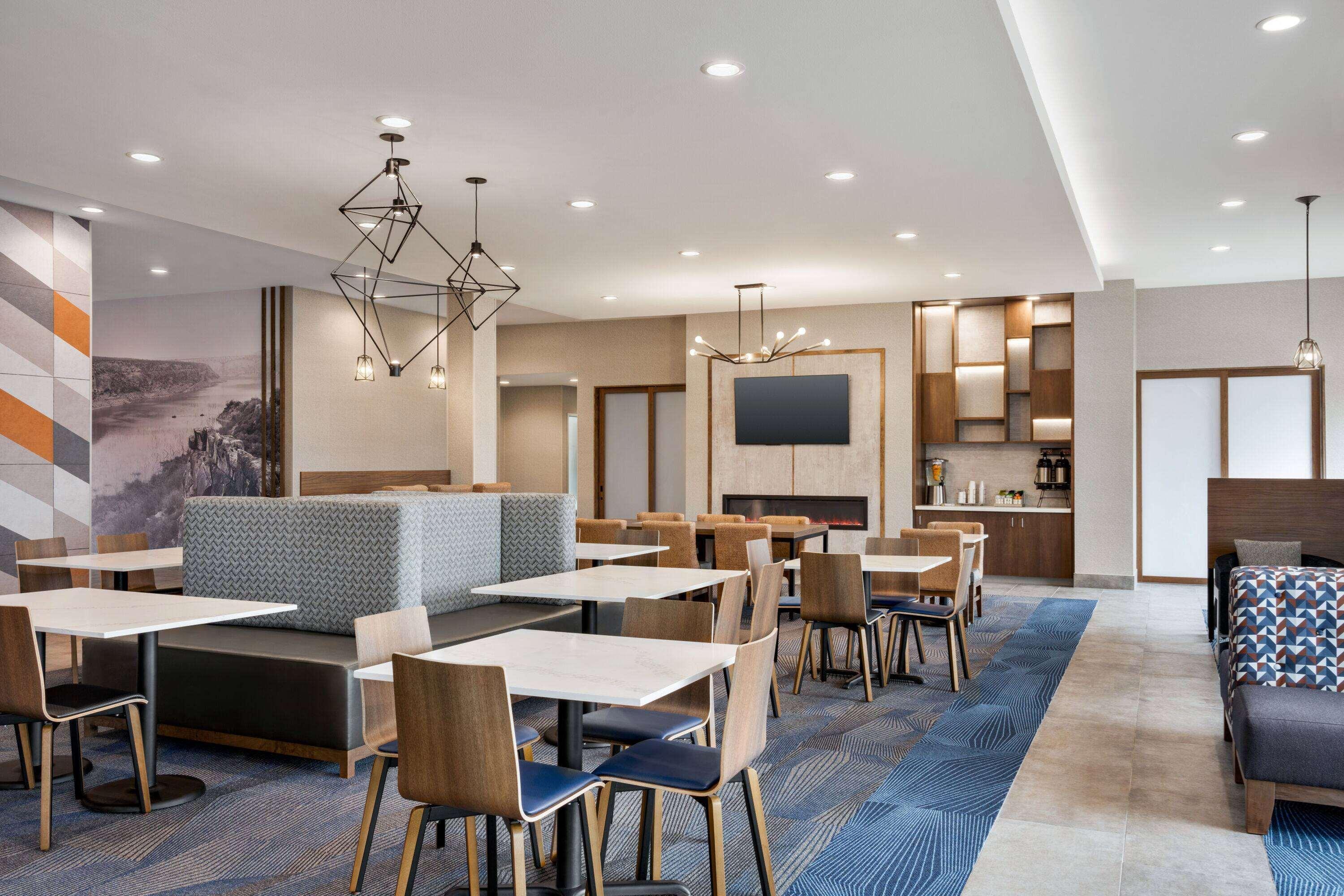 Vista Lobby La Quinta Inn & Suites by Wyndham Del Rio