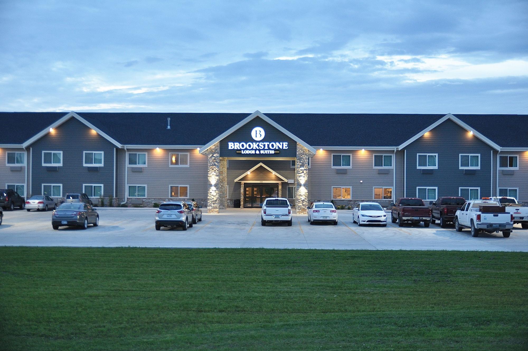 Varios Brookstone Lodge & Suites