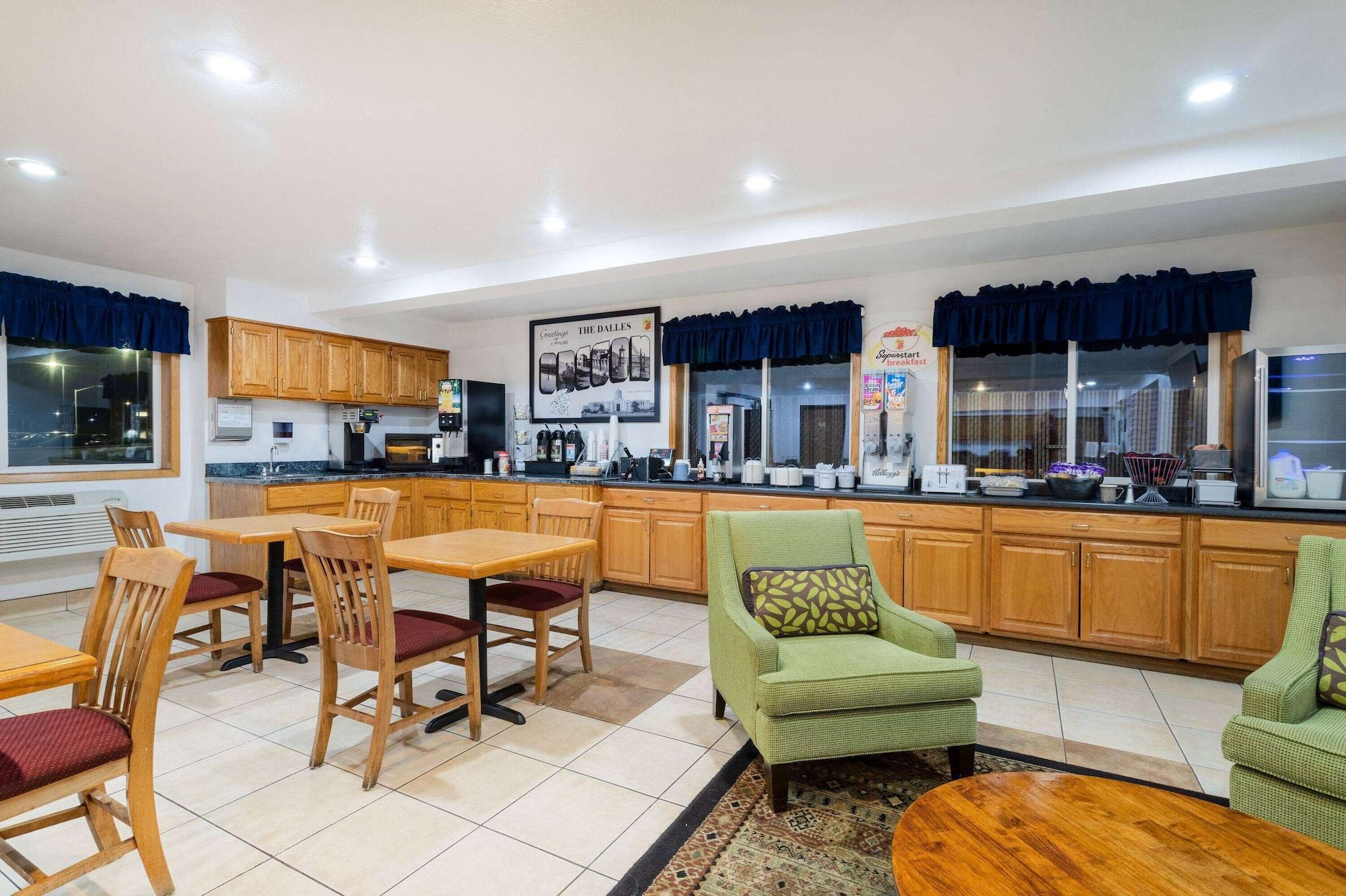 Restaurant Super 8 by Wyndham The Dalles OR