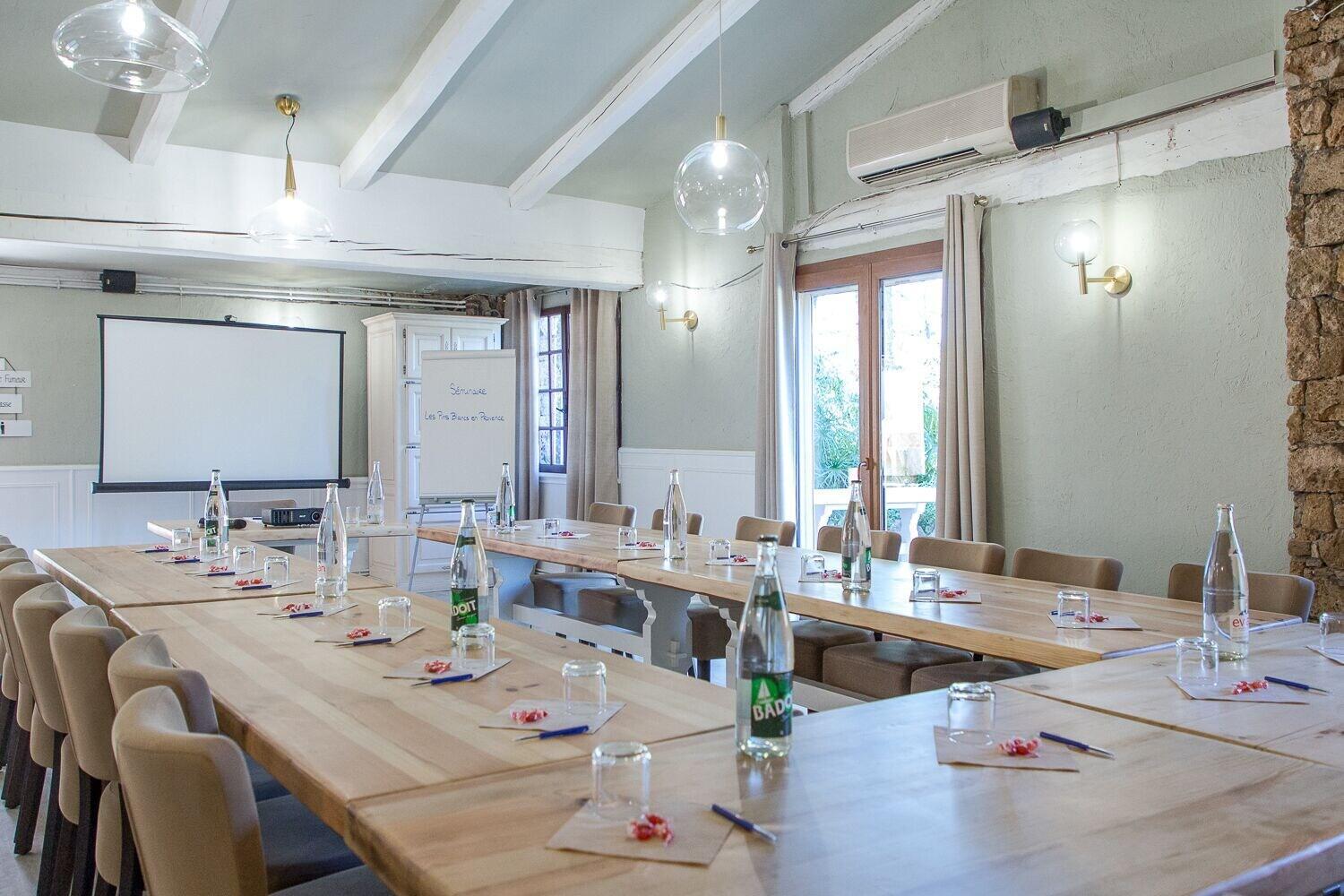 Centro de Negocios Les Pins Blancs De Provence