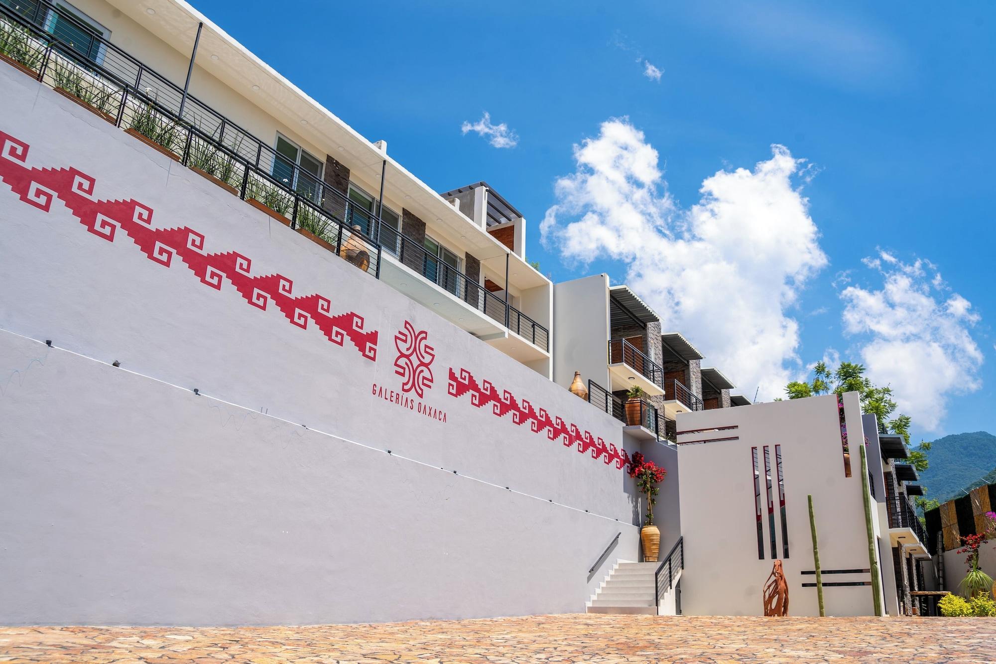 Vista Exterior Galerias Oaxaca Suites