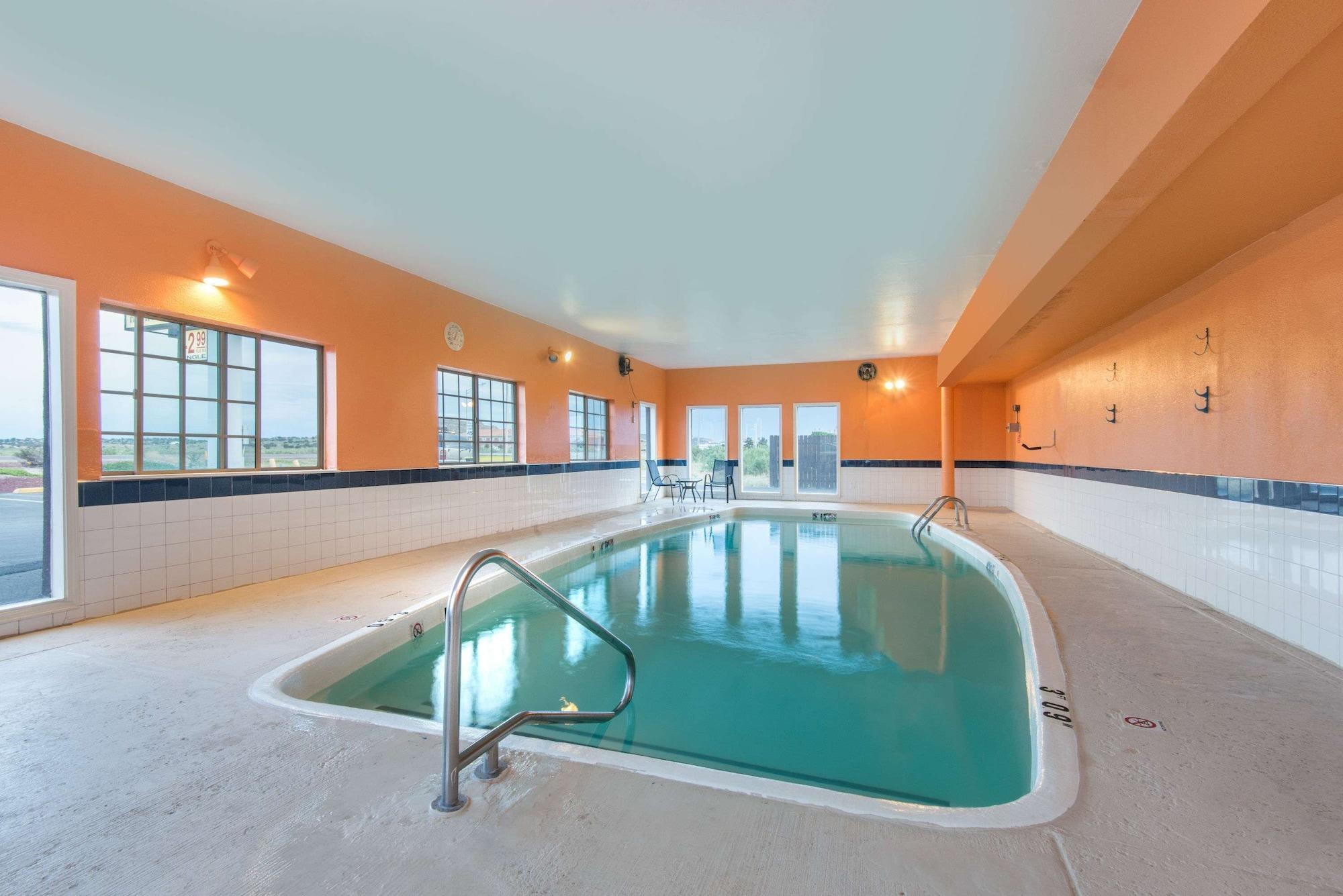 Vista Piscina Knights Inn Gallup at 3208 W Hwy 66