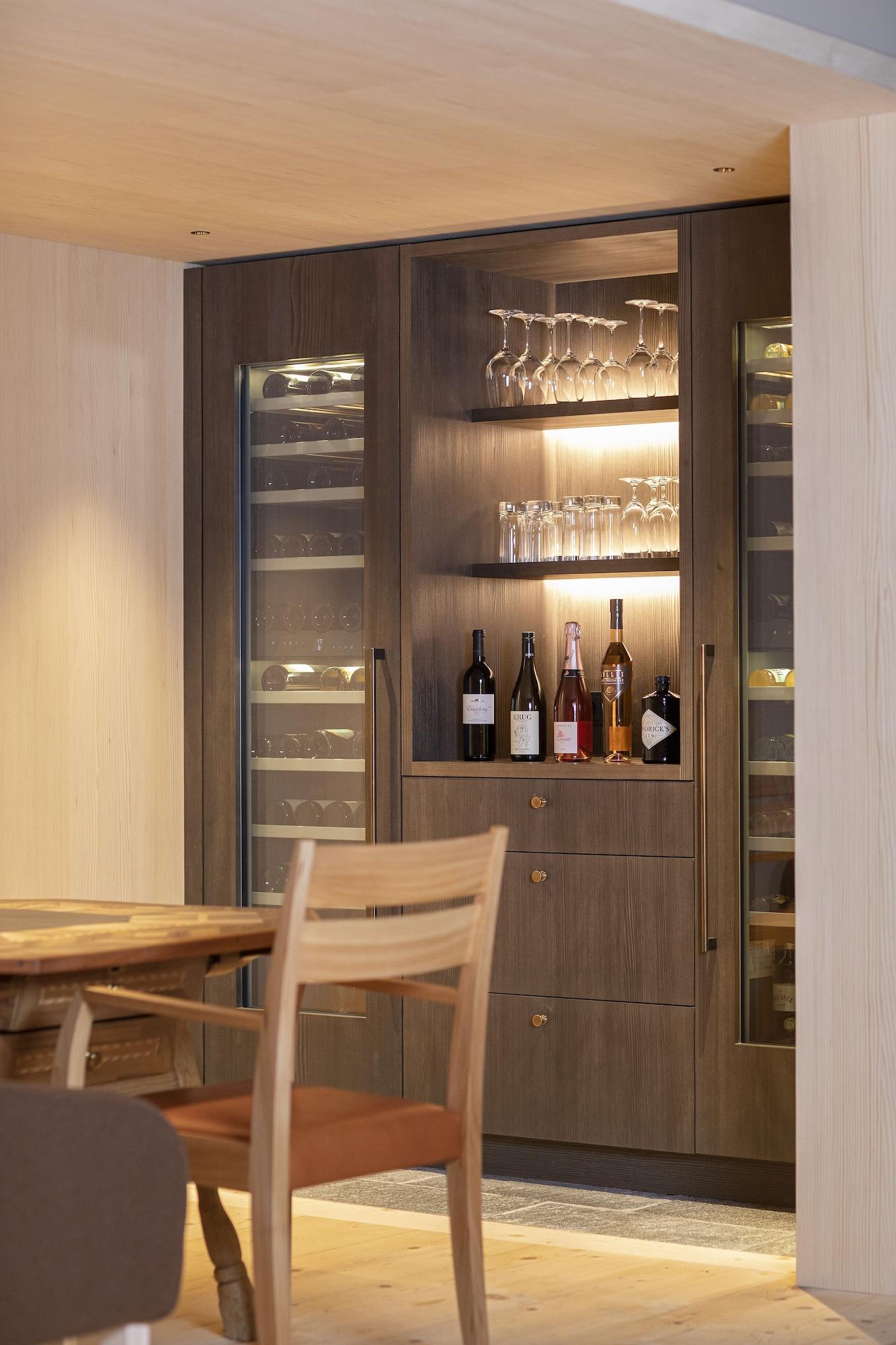 Bar/Salón Alpina Lech Geborgen in den Bergen