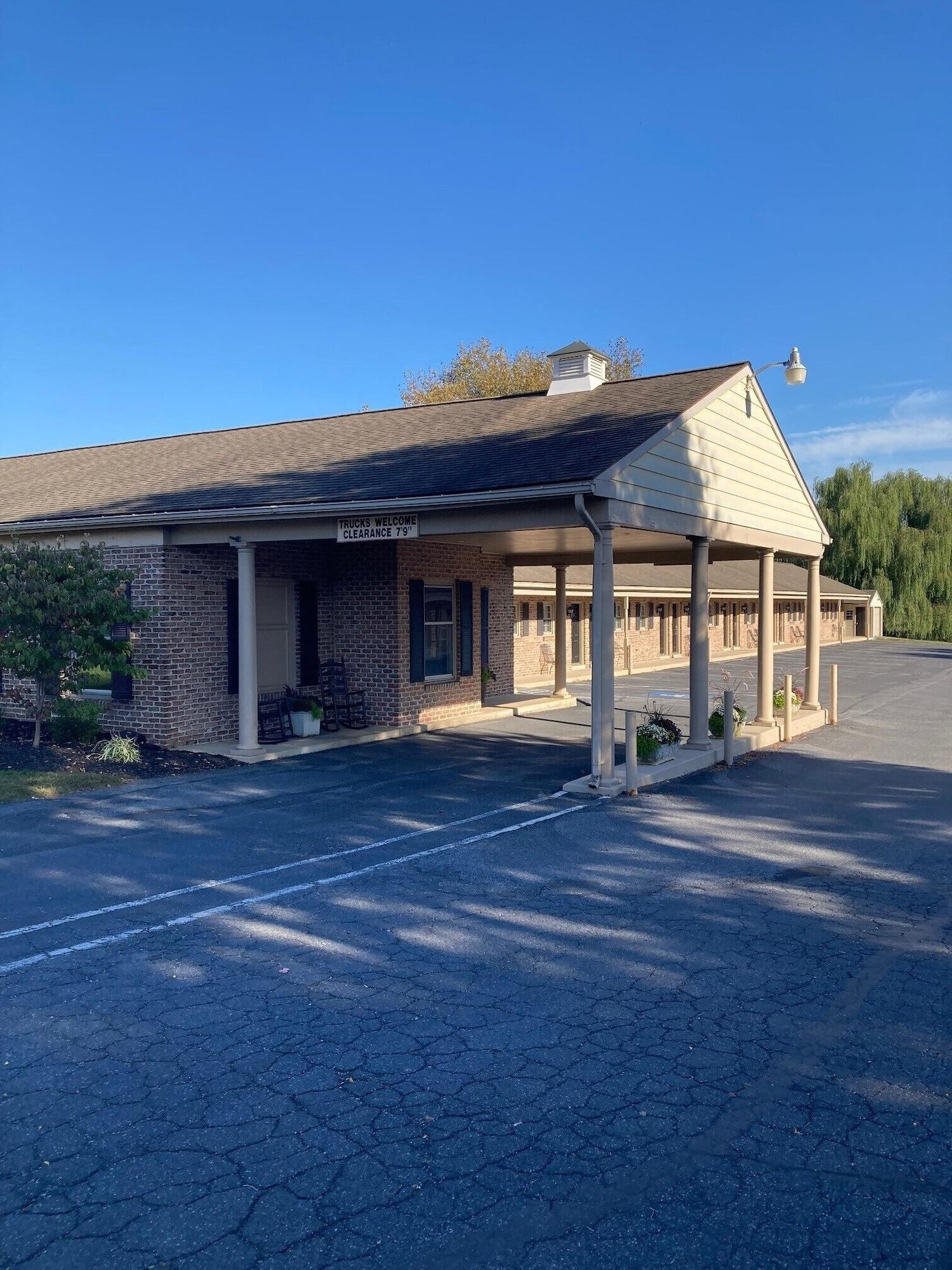 Vista Exterior Country Squire Inn and Suites