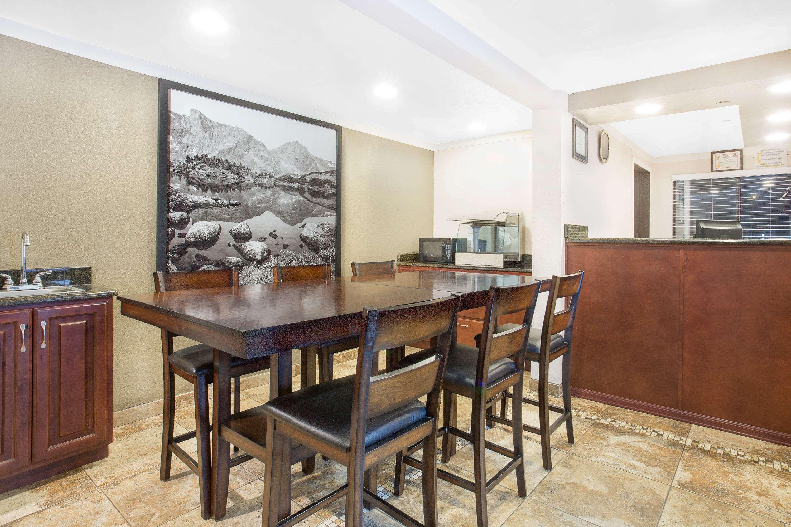 Vista Lobby Super 8 by Wyndham Riverton