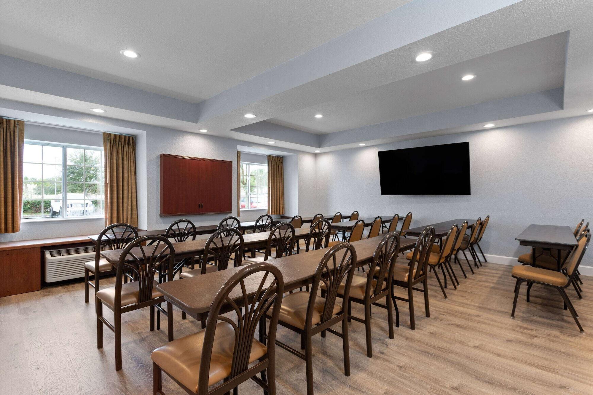 Sala de Reuniones Microtel Inn & Suites by Wyndham Zephyrhills