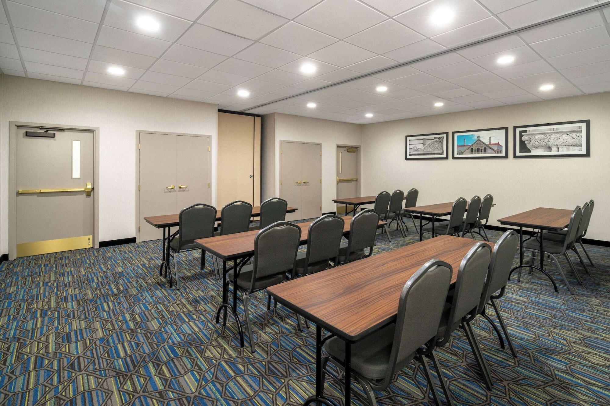 Sala de Reuniones La Quinta Inn & Suites by Wyndham Latham Albany Airport