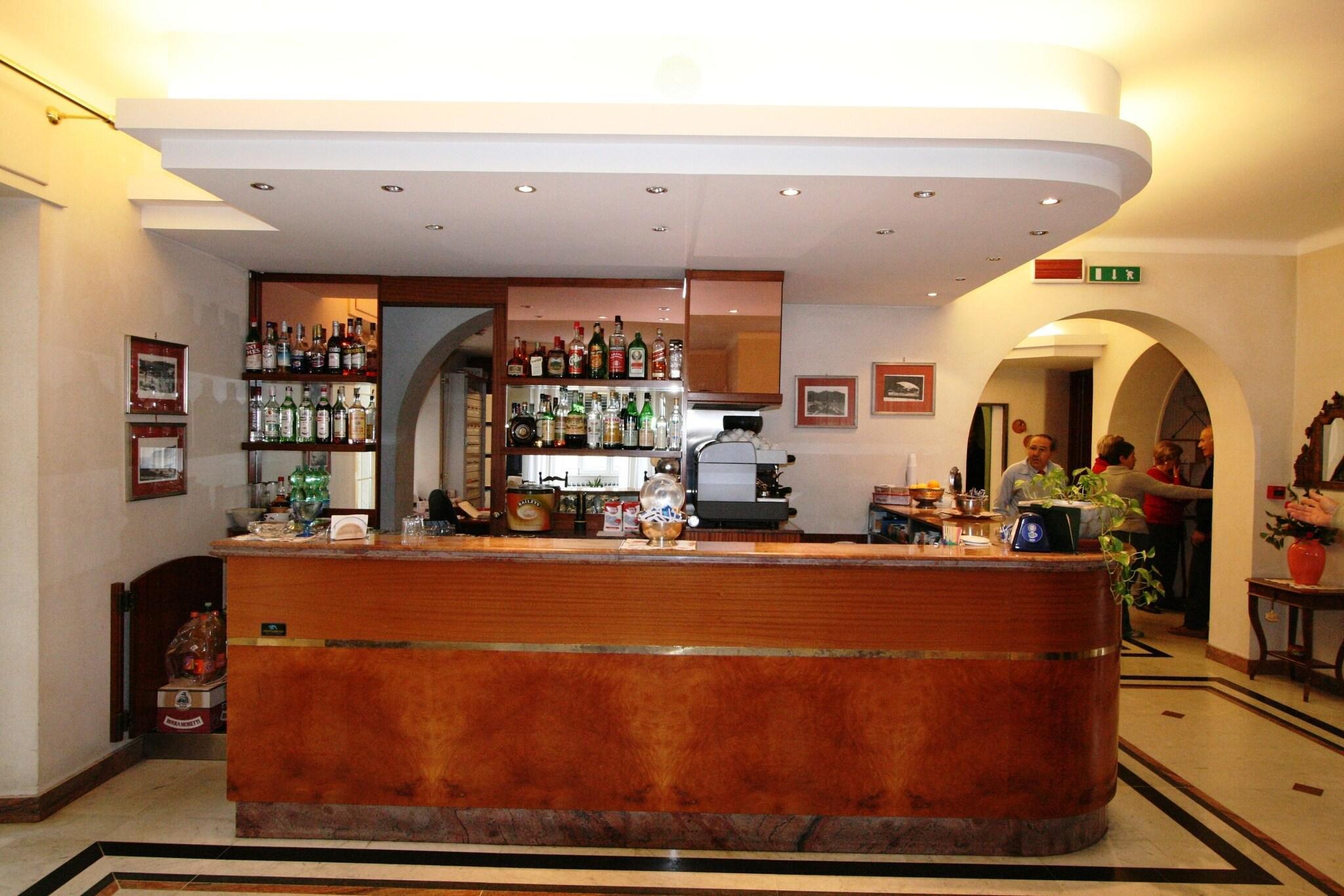 Bar/Salón Dora