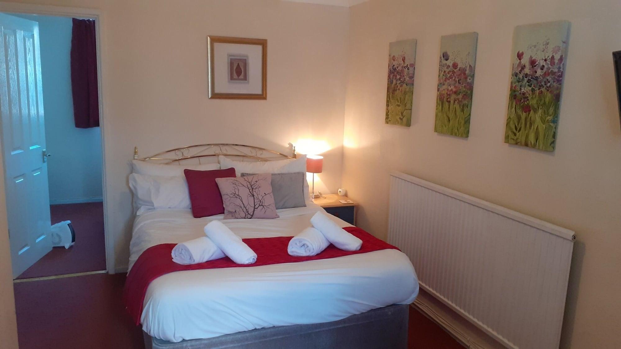 Varios Weatherbury Hotel