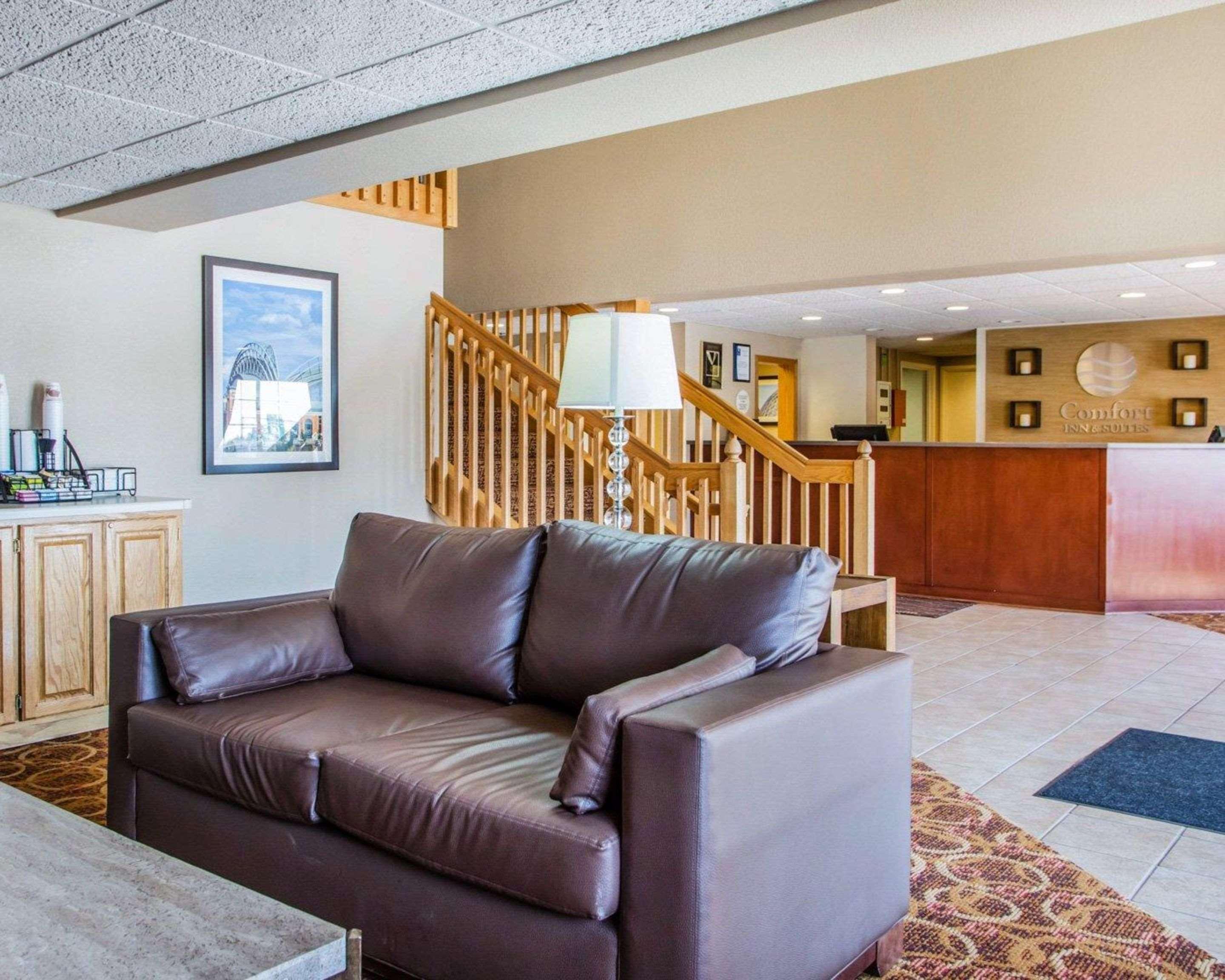 Vista Lobby Comfort Inn & Suites Jackson - West Bend