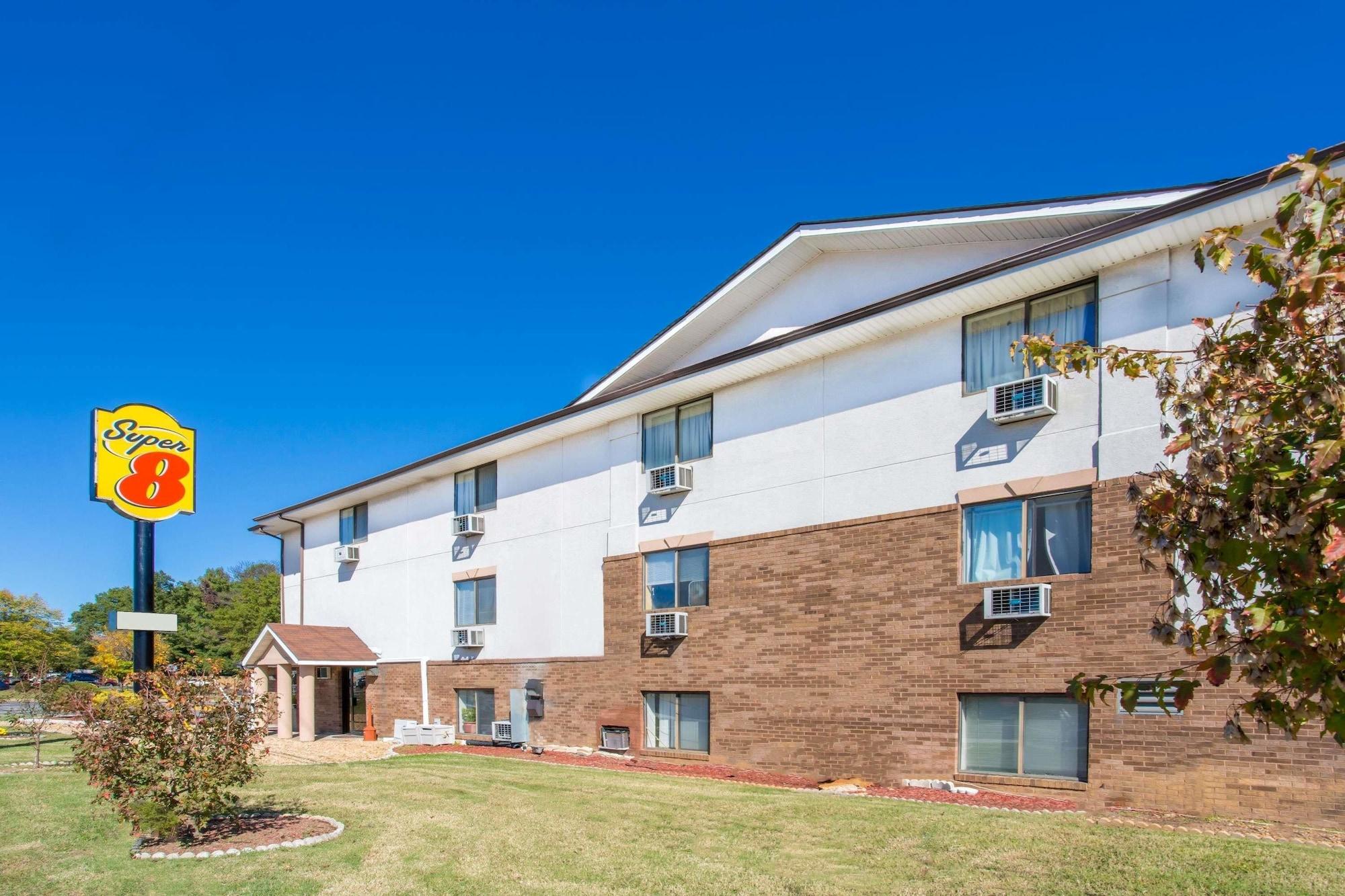 Vista Exterior Super 8 by Wyndham Richmond/Broad Street