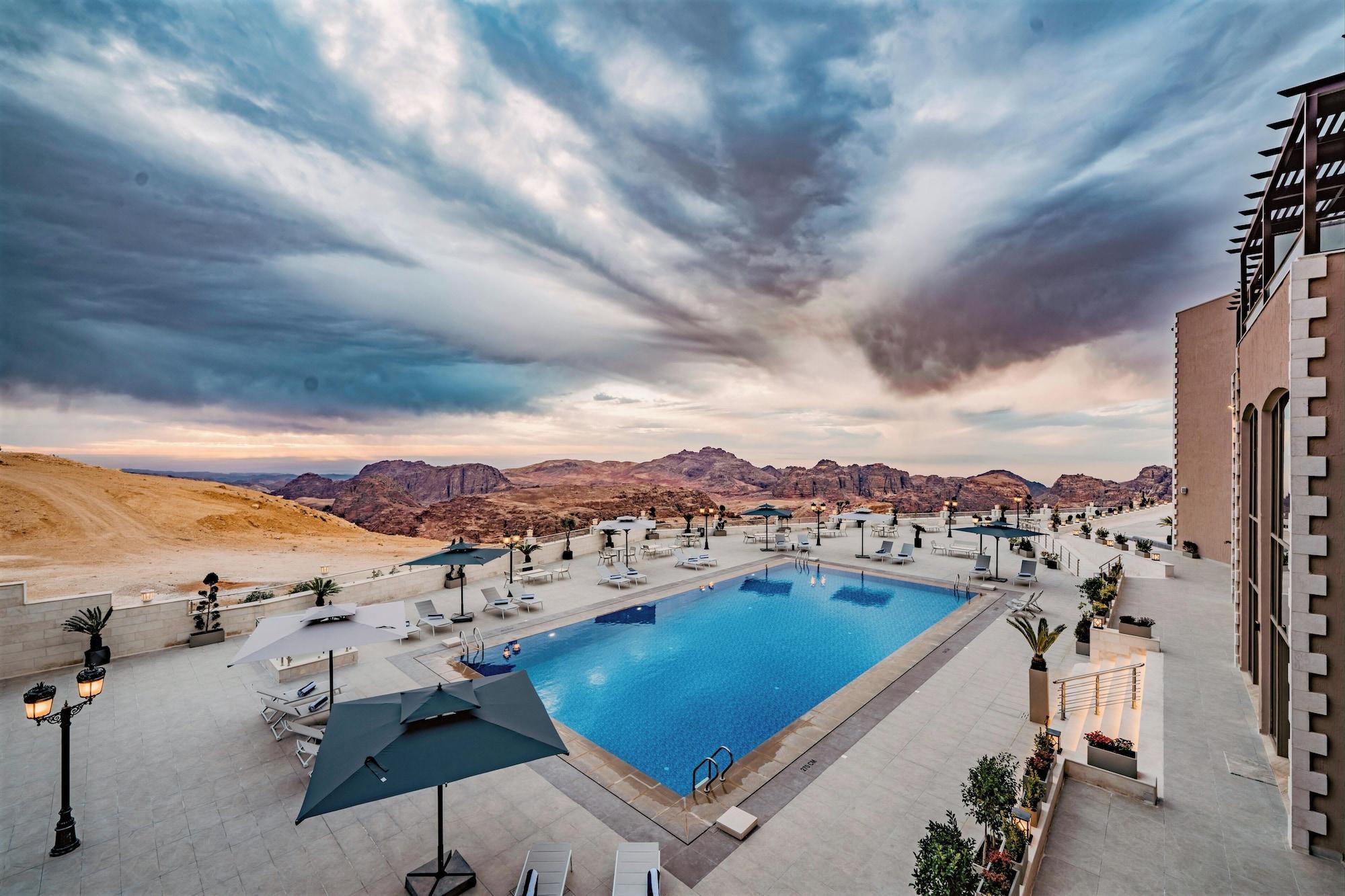 Vista Piscina Petra Pillars Luxury Hotel