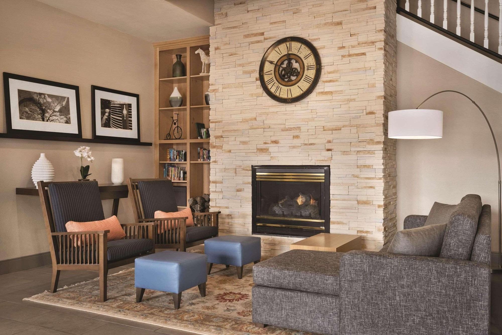 Vista Lobby Country Inn & Suites by Radisson, Dakota Dunes, SD