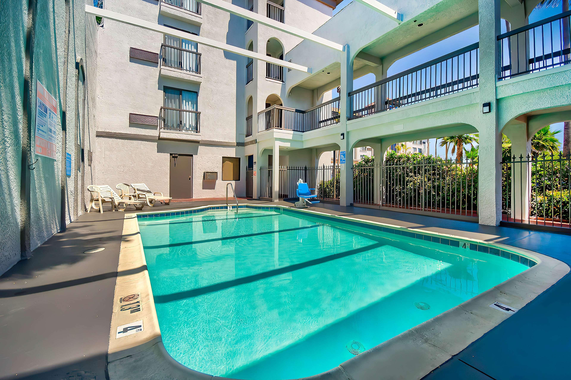 Vista Piscina Studio 6 Suites Lawndale, CA – South Bay
