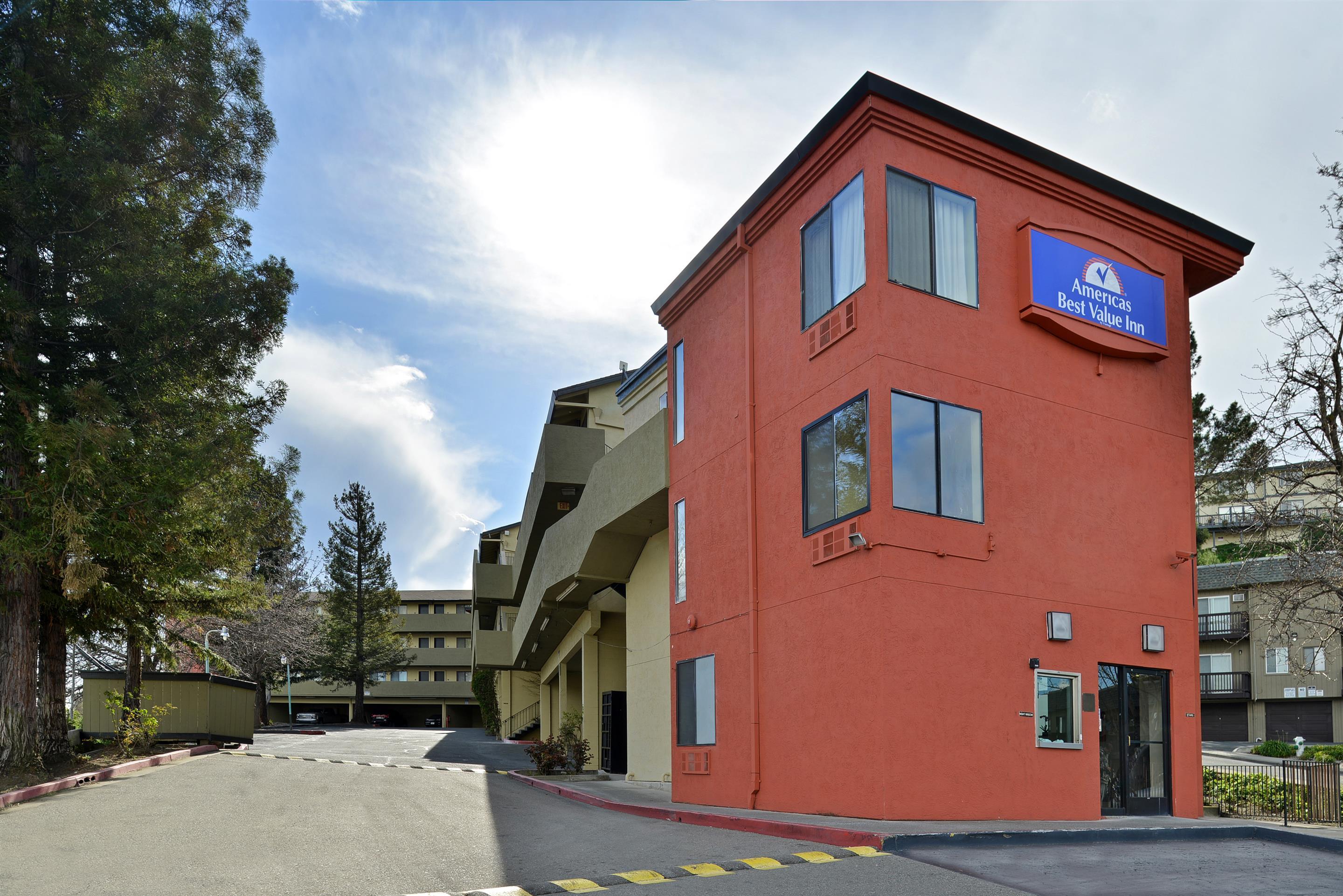 Vista Exterior SureStay Hotel by Best Western Vallejo Napa Valley