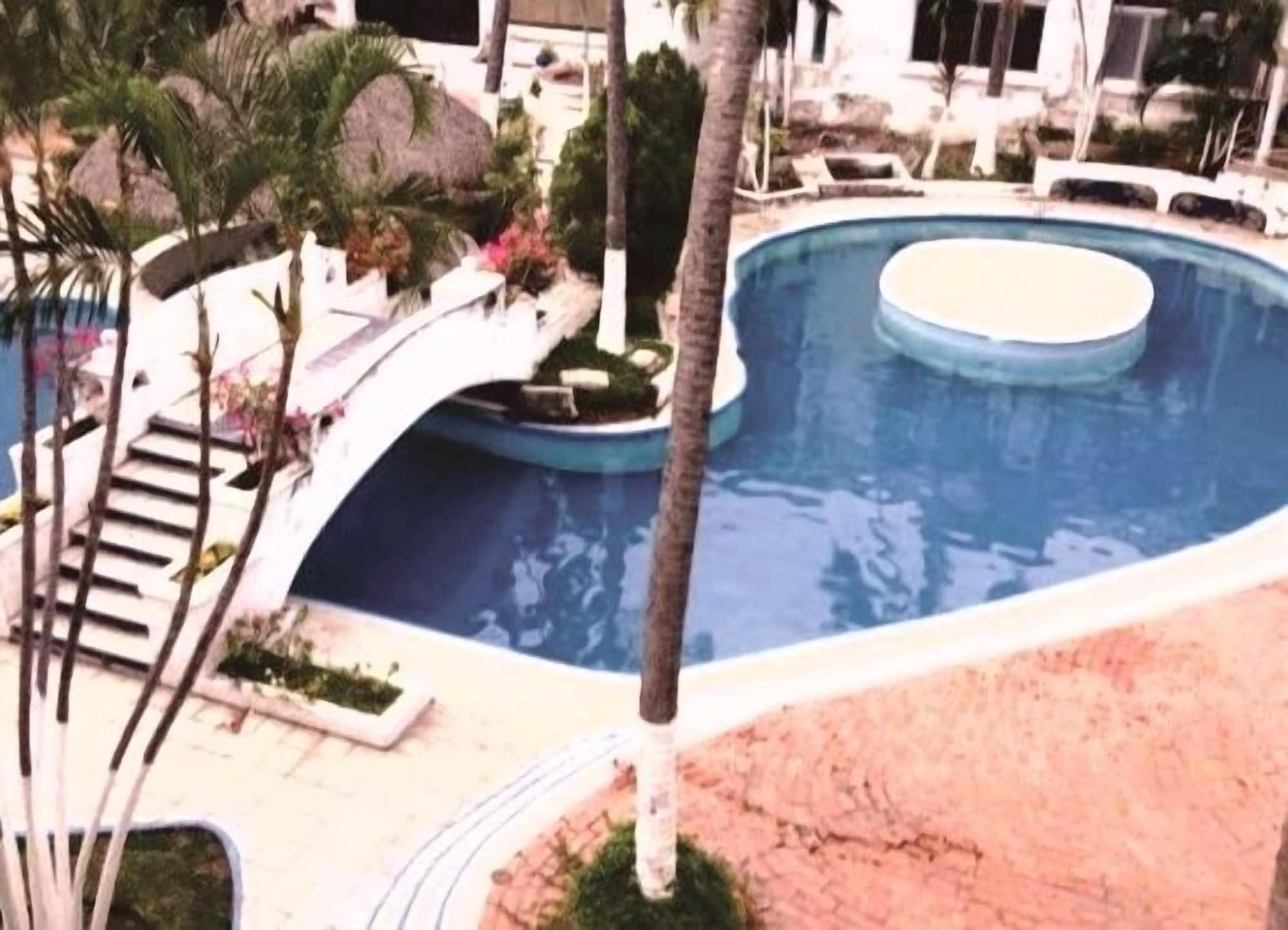 Vista Piscina Condo Gaviotas